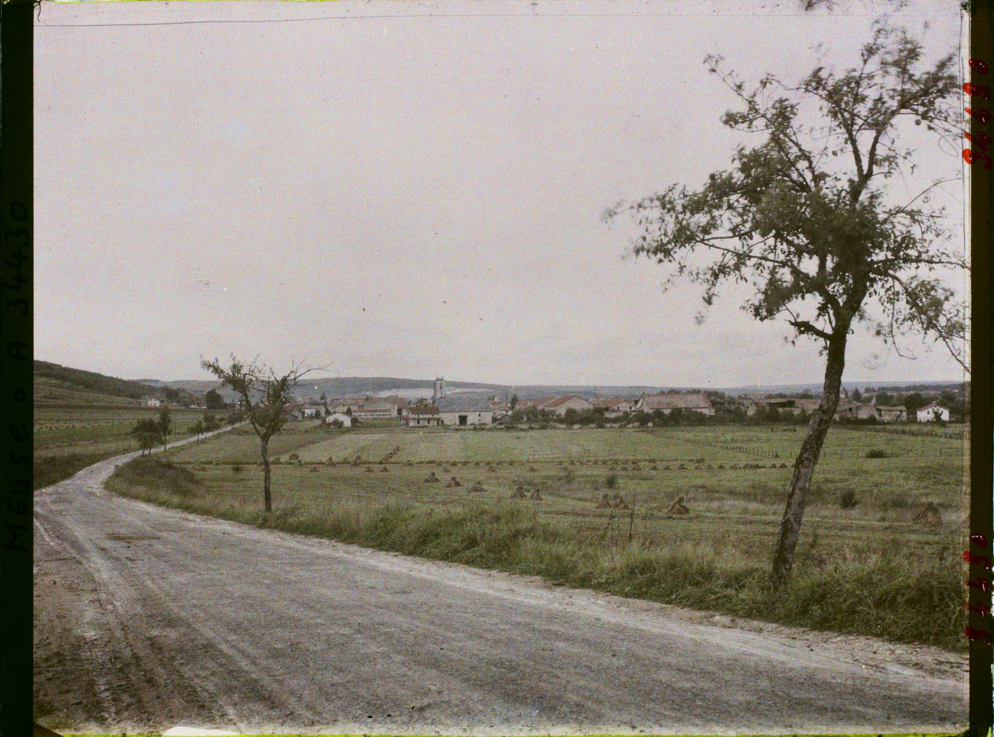 Image représentant France, Les Paroches, Vue sur le Village pris de l'Est