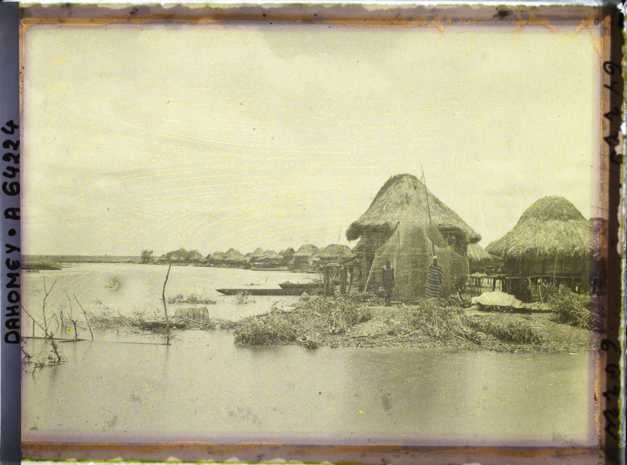 Image représentant Vue sur le village lacustre et la lagune