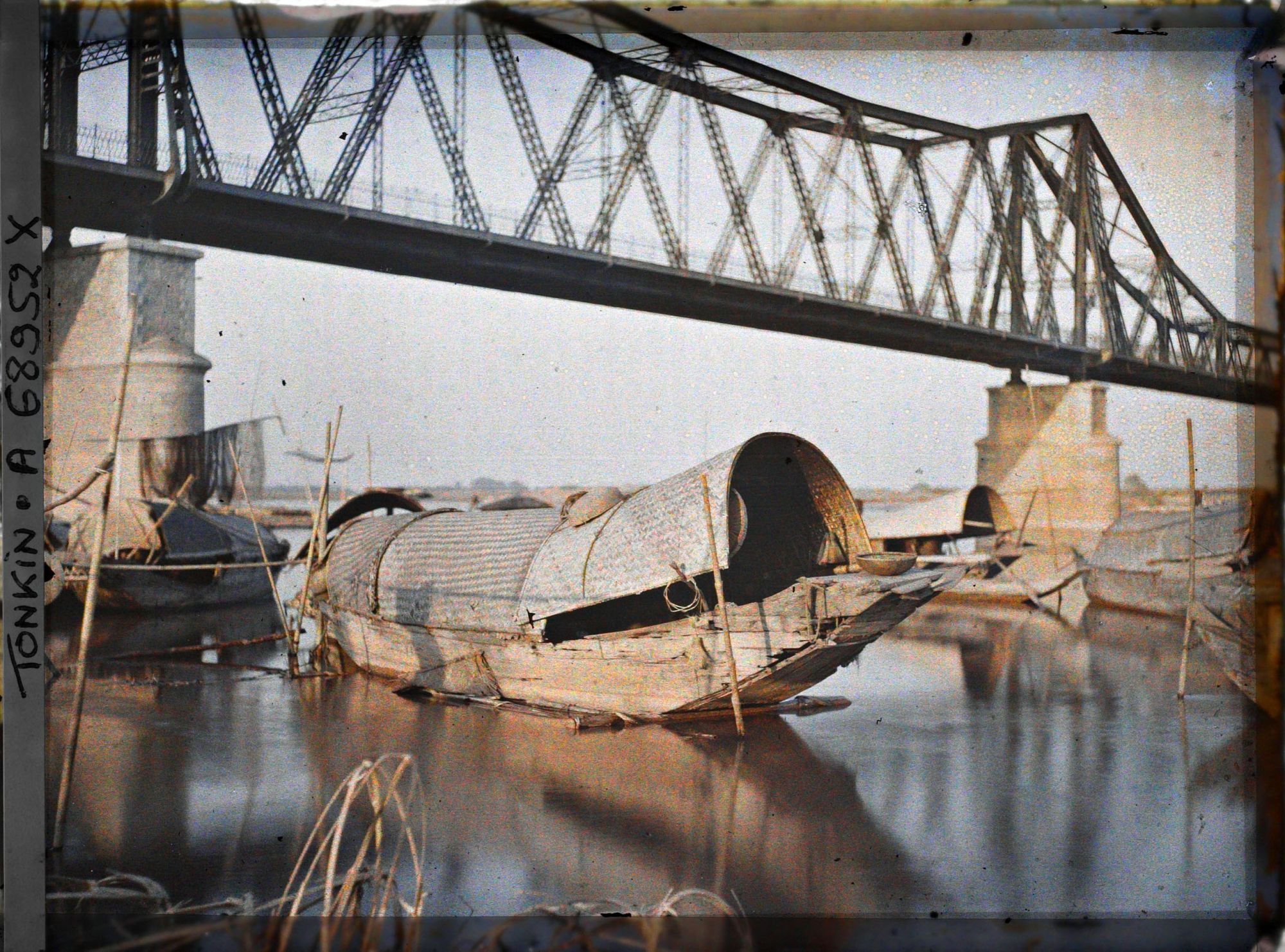 Image représentant Des sampans sur le Fleuve Rouge au niveau du pont Doumer, le matin