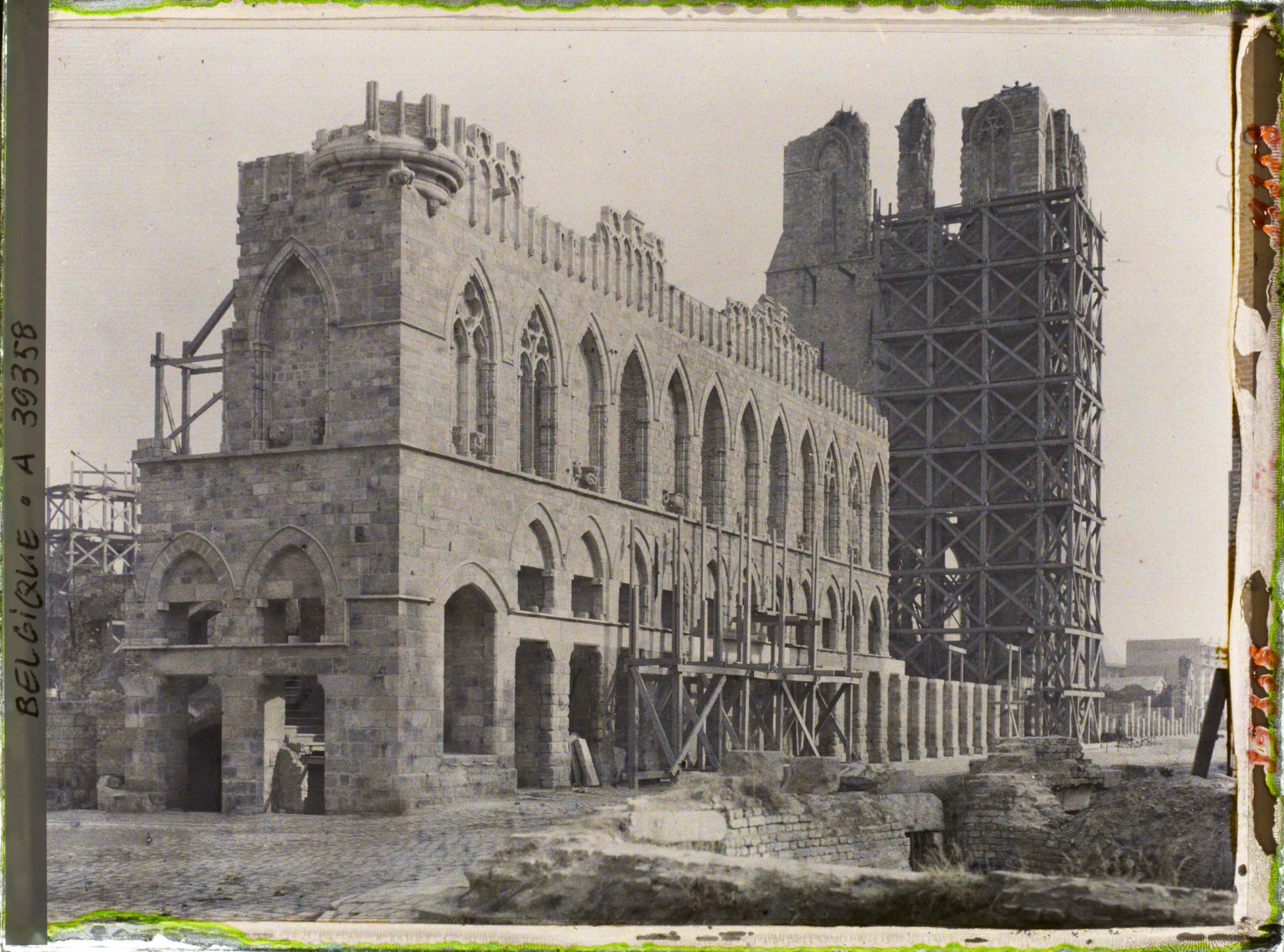 Image représentant Belgique, Ypres, Les Halles, façade sur la Grande Place (Est)
