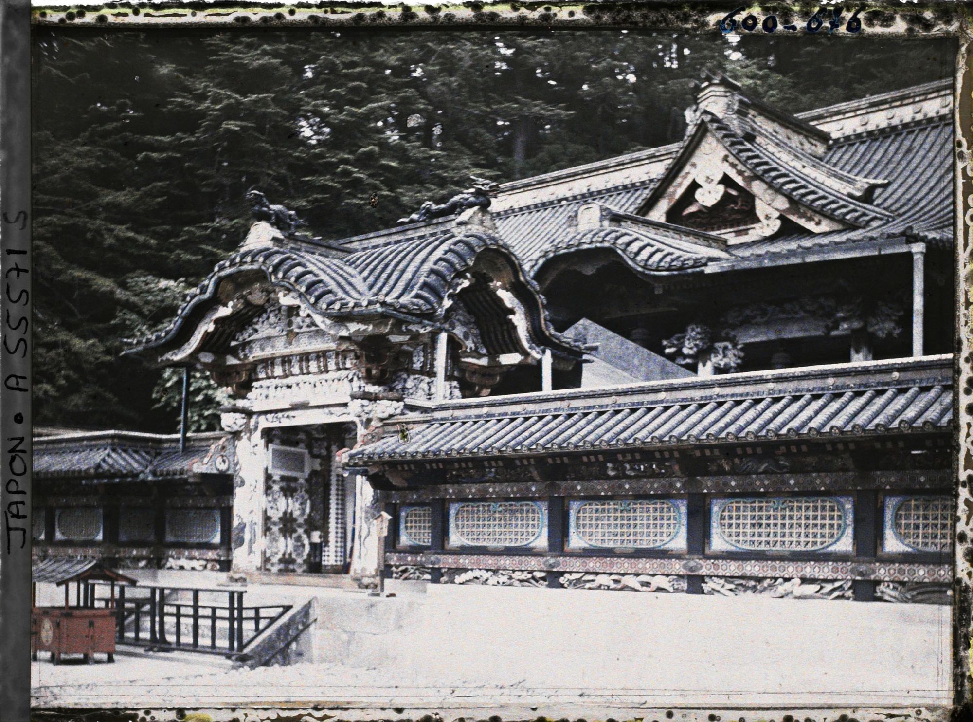 Image représentant Sanctuaire Tôshôgû : la Kara-mon (Porte Chinoise) ouvrant sur le Haiden (oratoire)