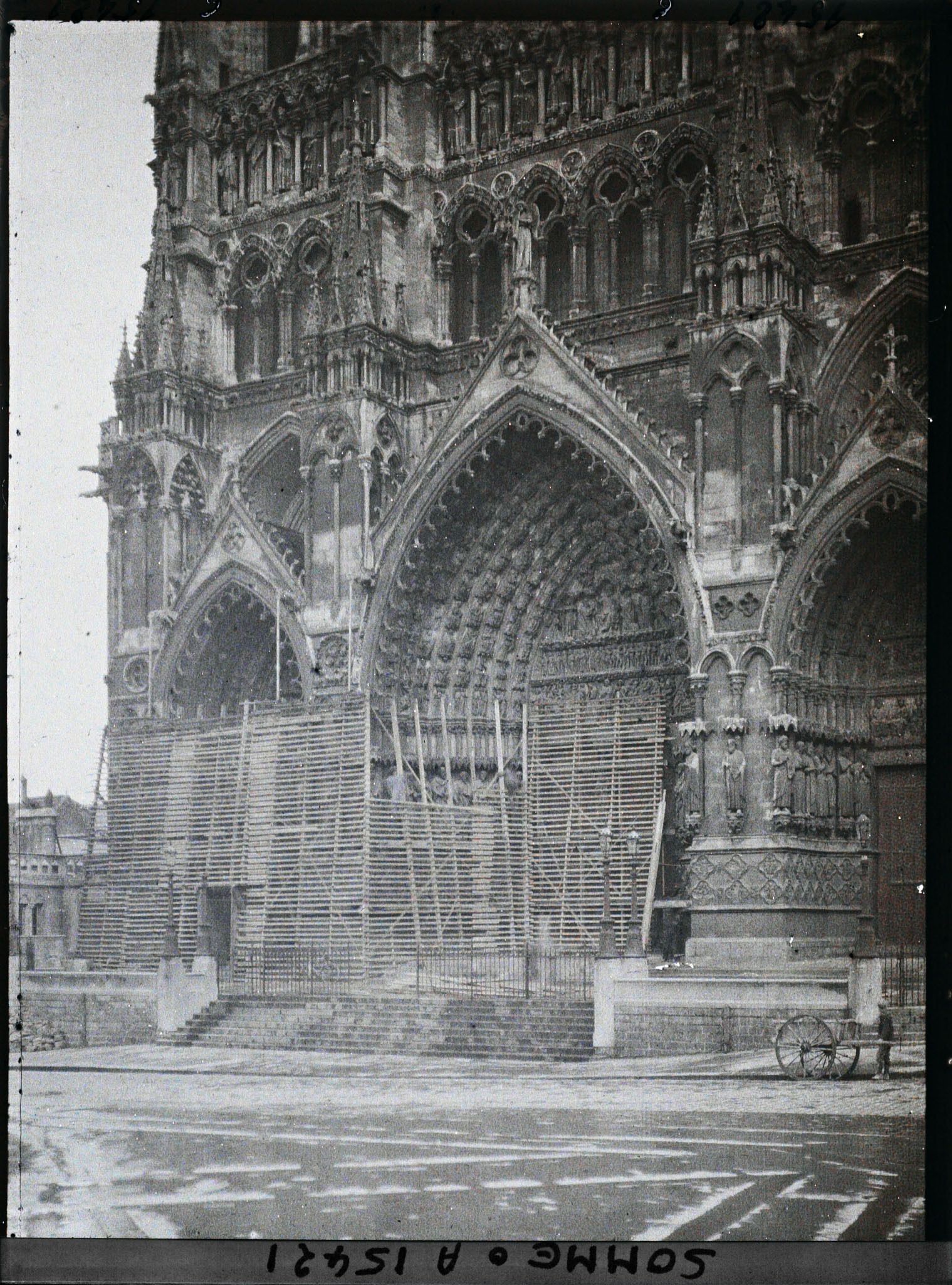 Image représentant France, Amiens, Façade principale de la Cathédrale ; vue prise du Sud Ouest