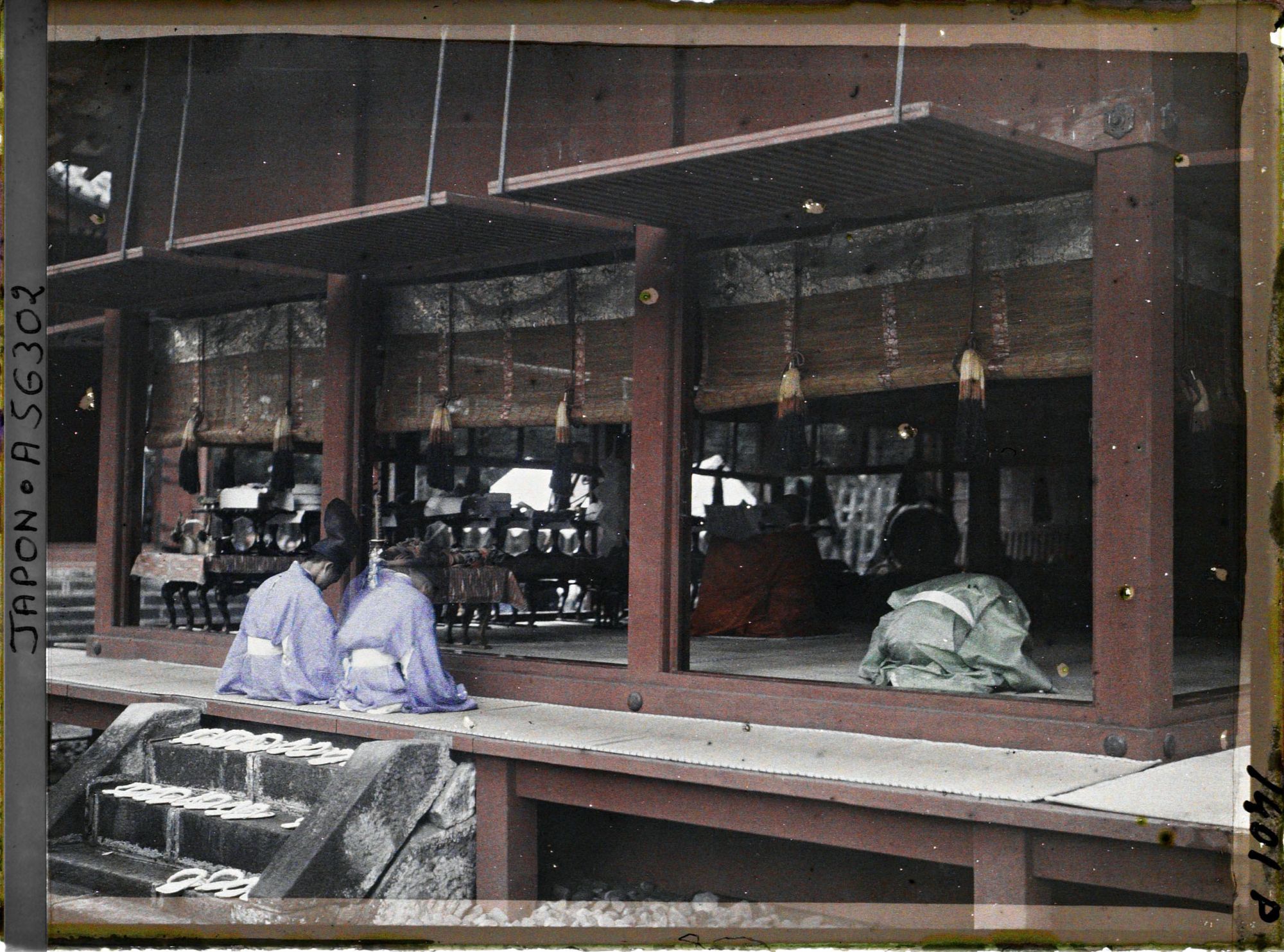 Image représentant Prêtres shintoïstes officiant lors de la fête du sanctuaire Tôshôgû dans l'Otabisho (reposoir des dieux)