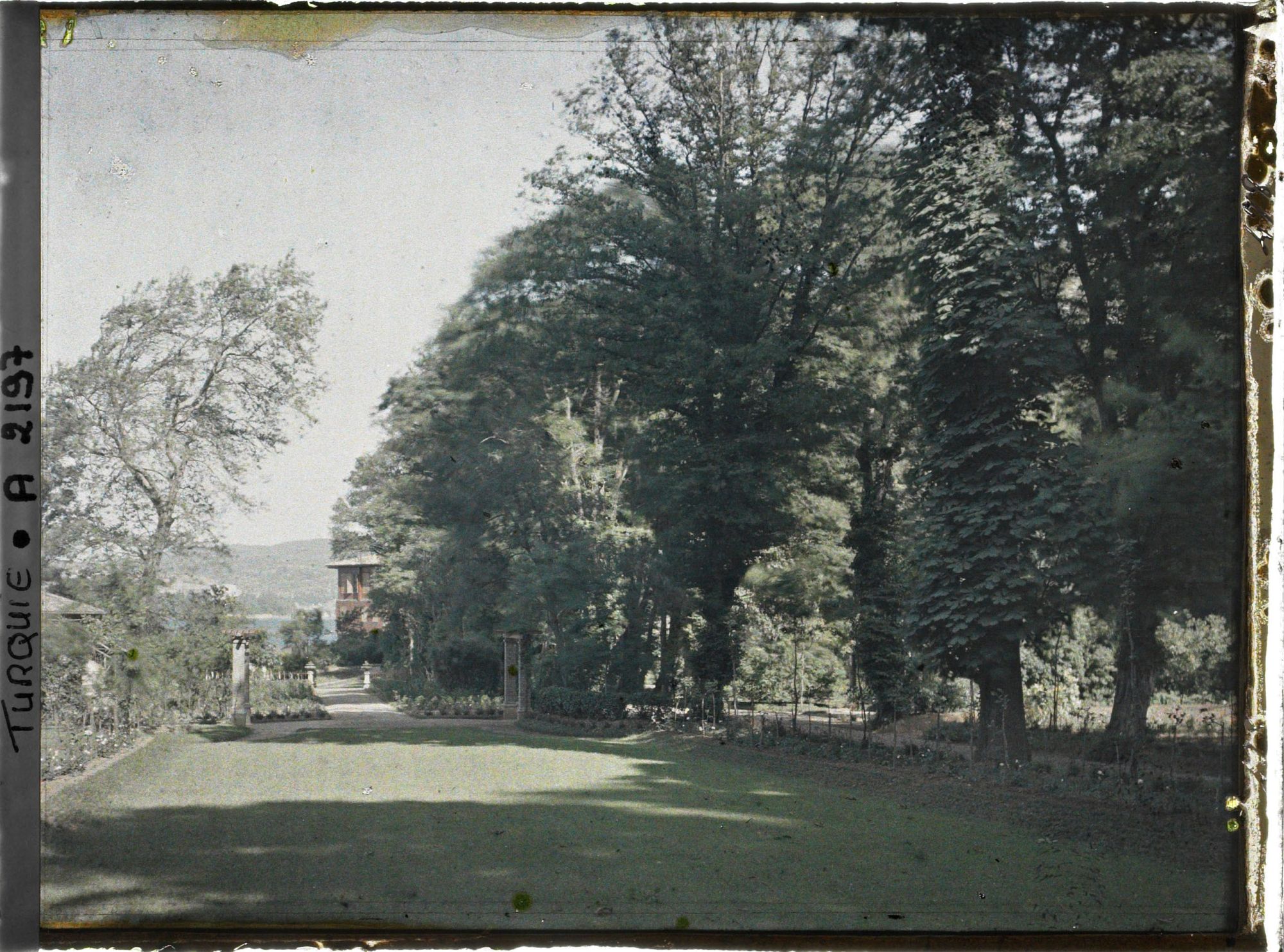 Image représentant Vers le palais d'été de l'ambassade de France