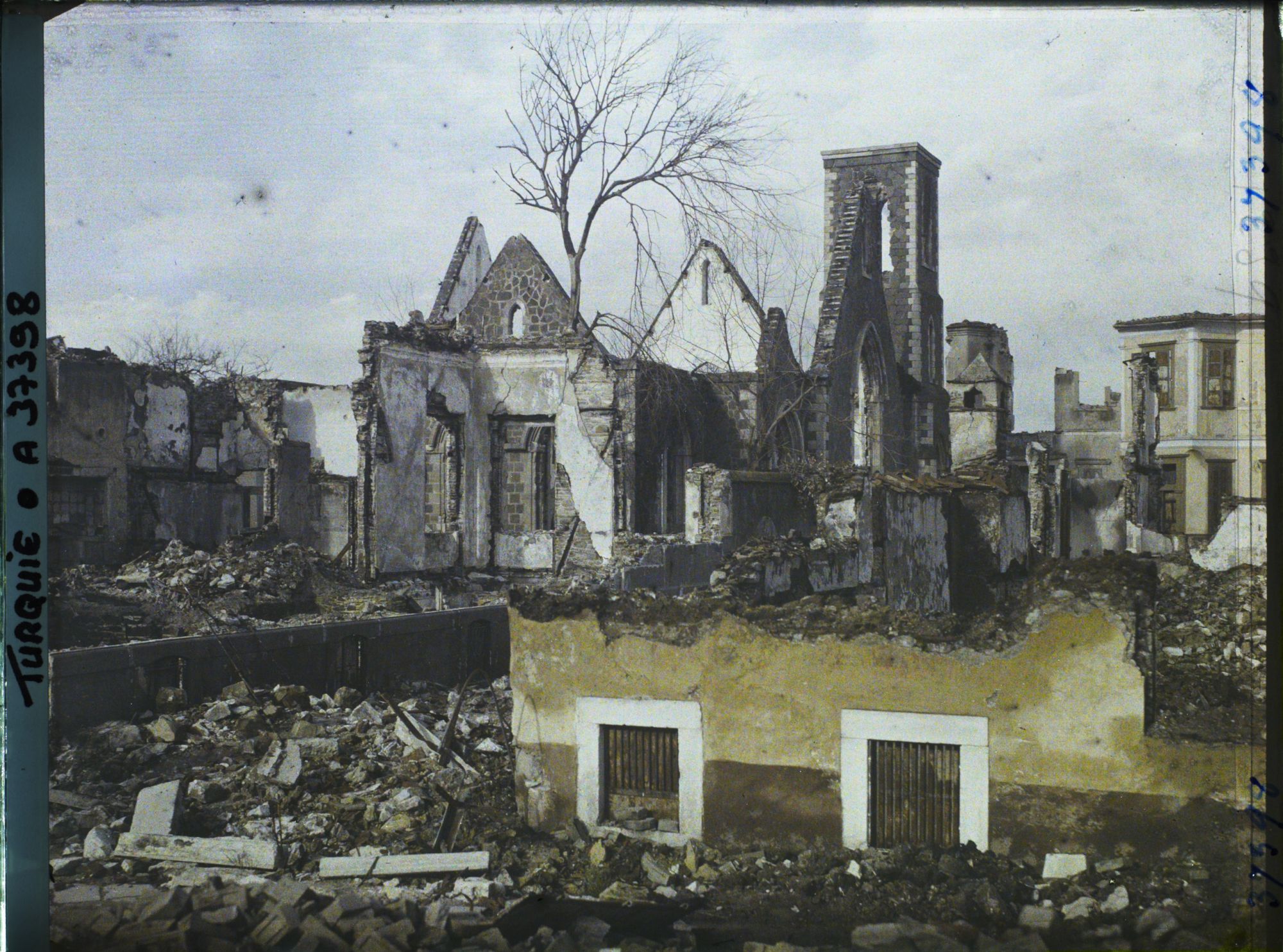 Image représentant Turquie, Smyrne, Incendie de Smyrne en Septe 1922, Quartier Tchayirli-Bagtché (même quartier) Eglise Grecque de St Dimitri Eglise Evangélique