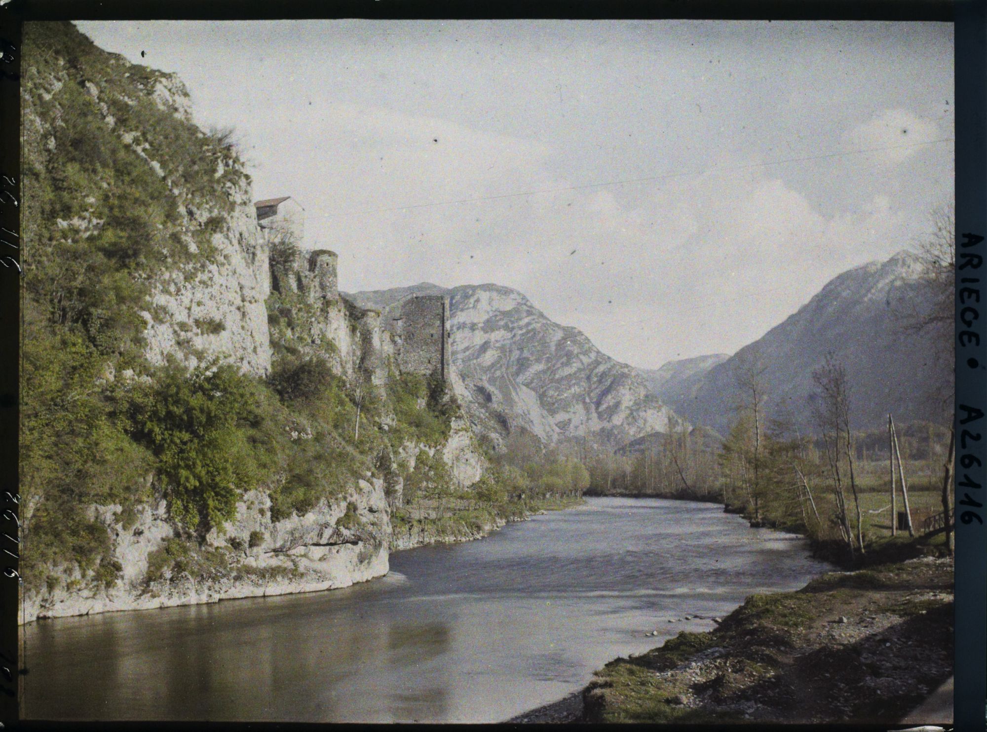 Image représentant L'Ariège vers l'amont et les vieux remparts