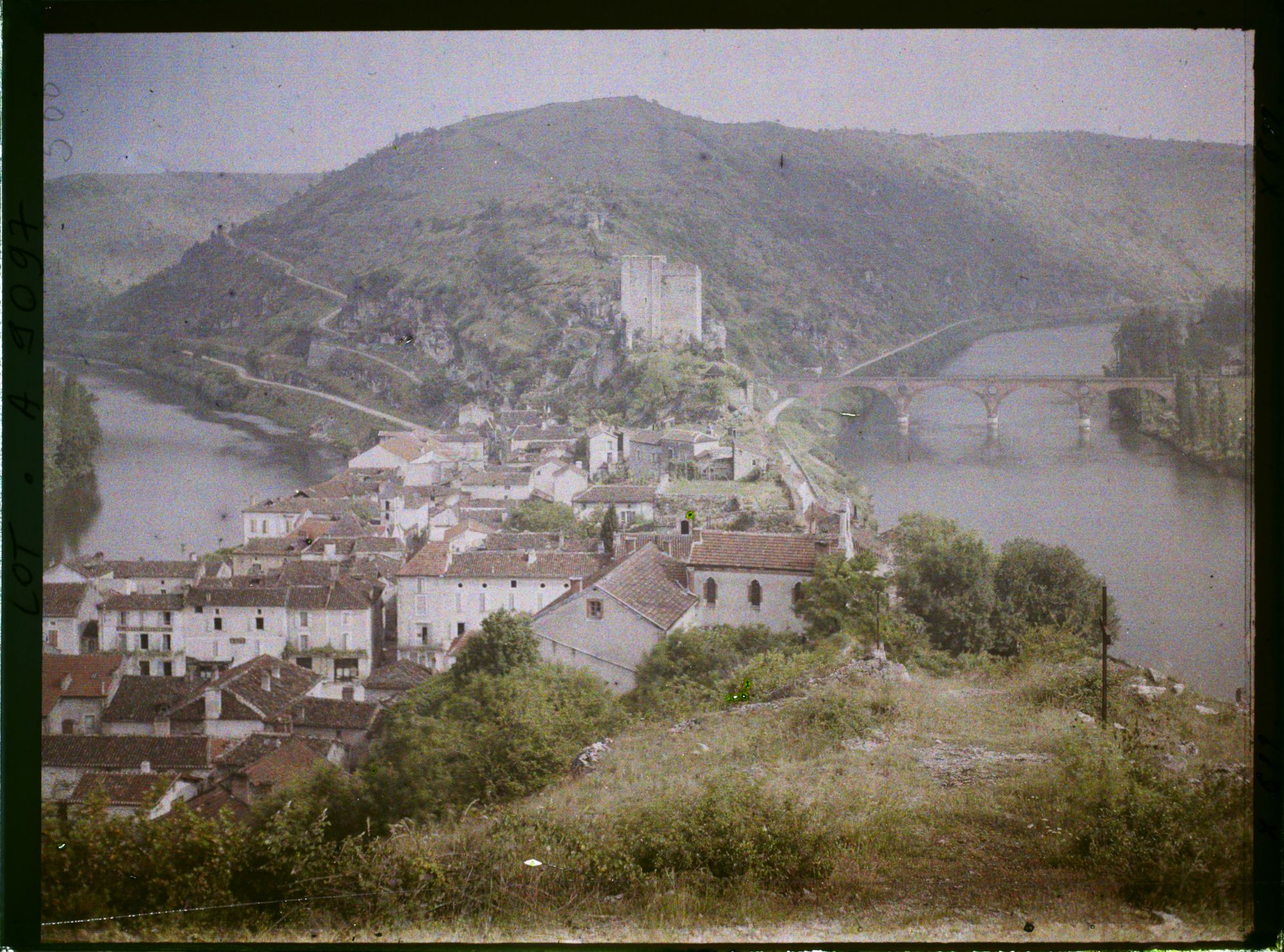 Image représentant France, Luzech, Vue prise du Calvaire à peu près la même les toits plats du Lot.