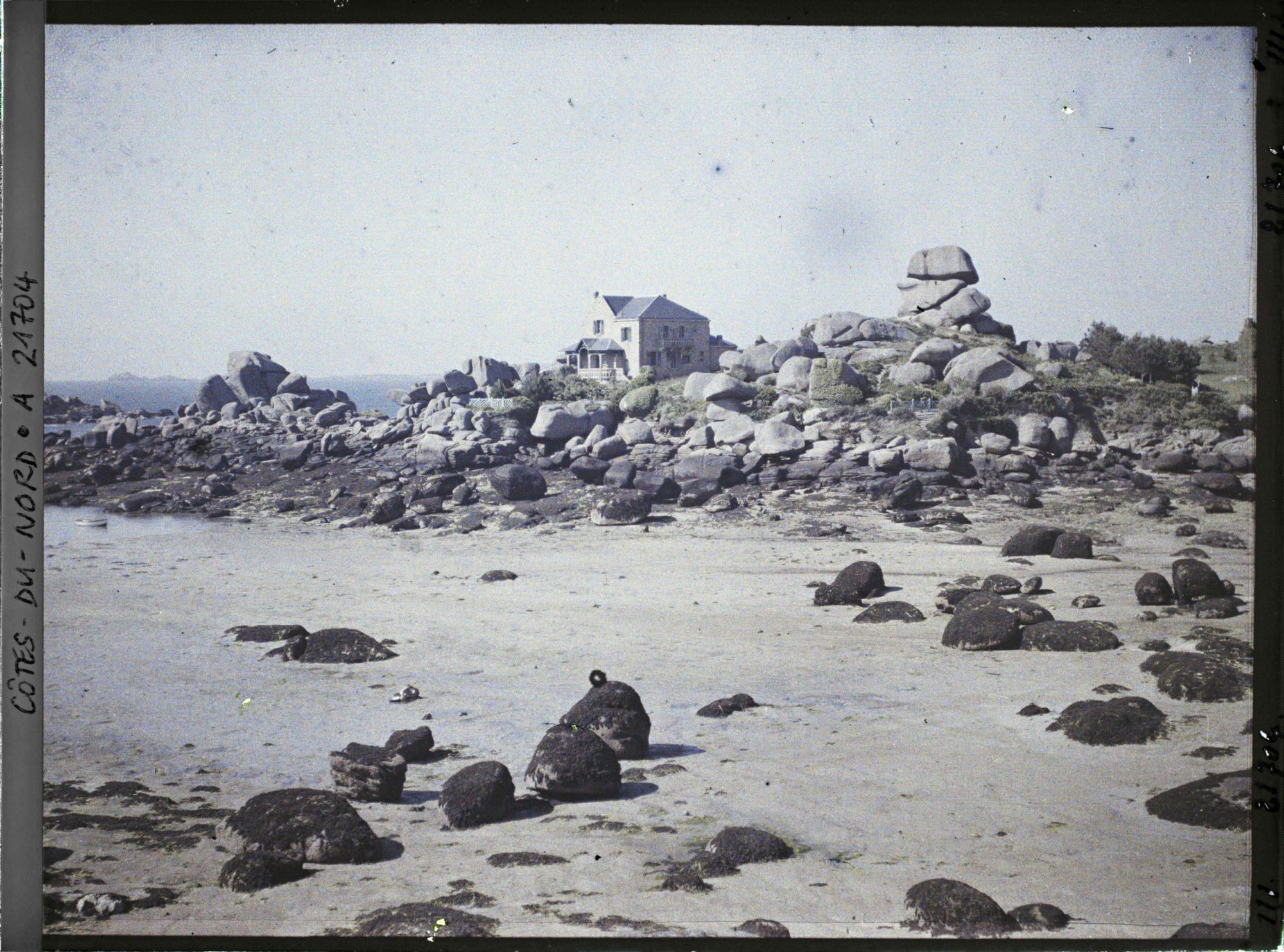 Image représentant Les rochers de Ploumanach, avec à droite le rocher dit "Chapeau de Napoléon"