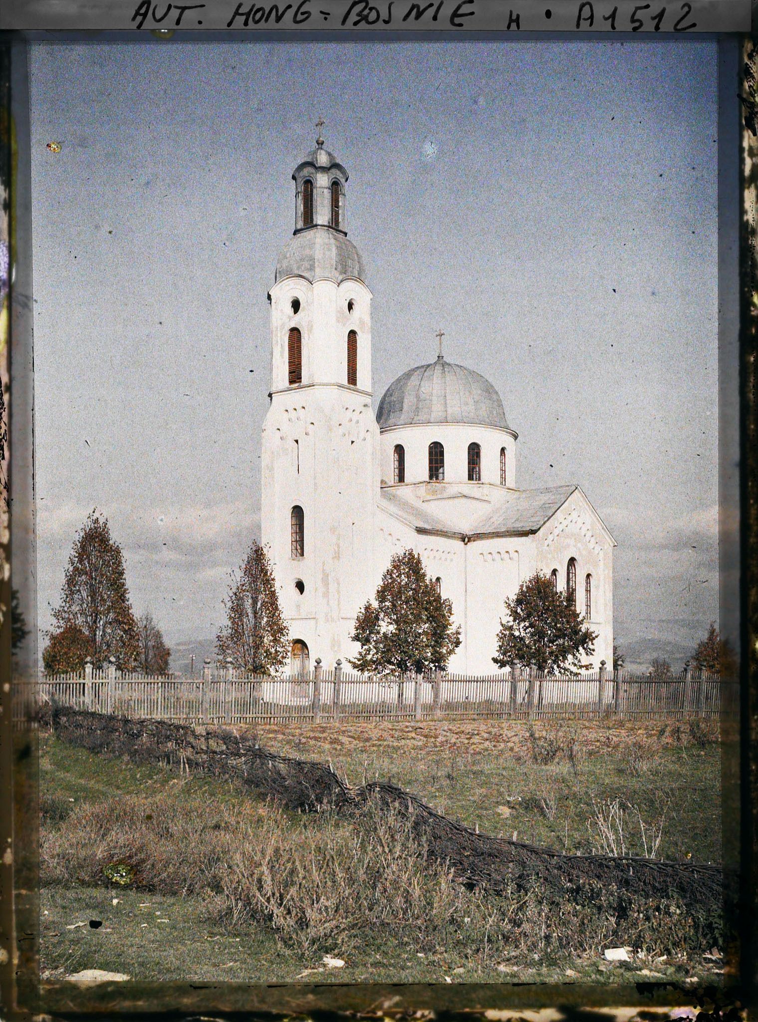 Image représentant Petite église rurale serbe au-delà des sources de la Bosna