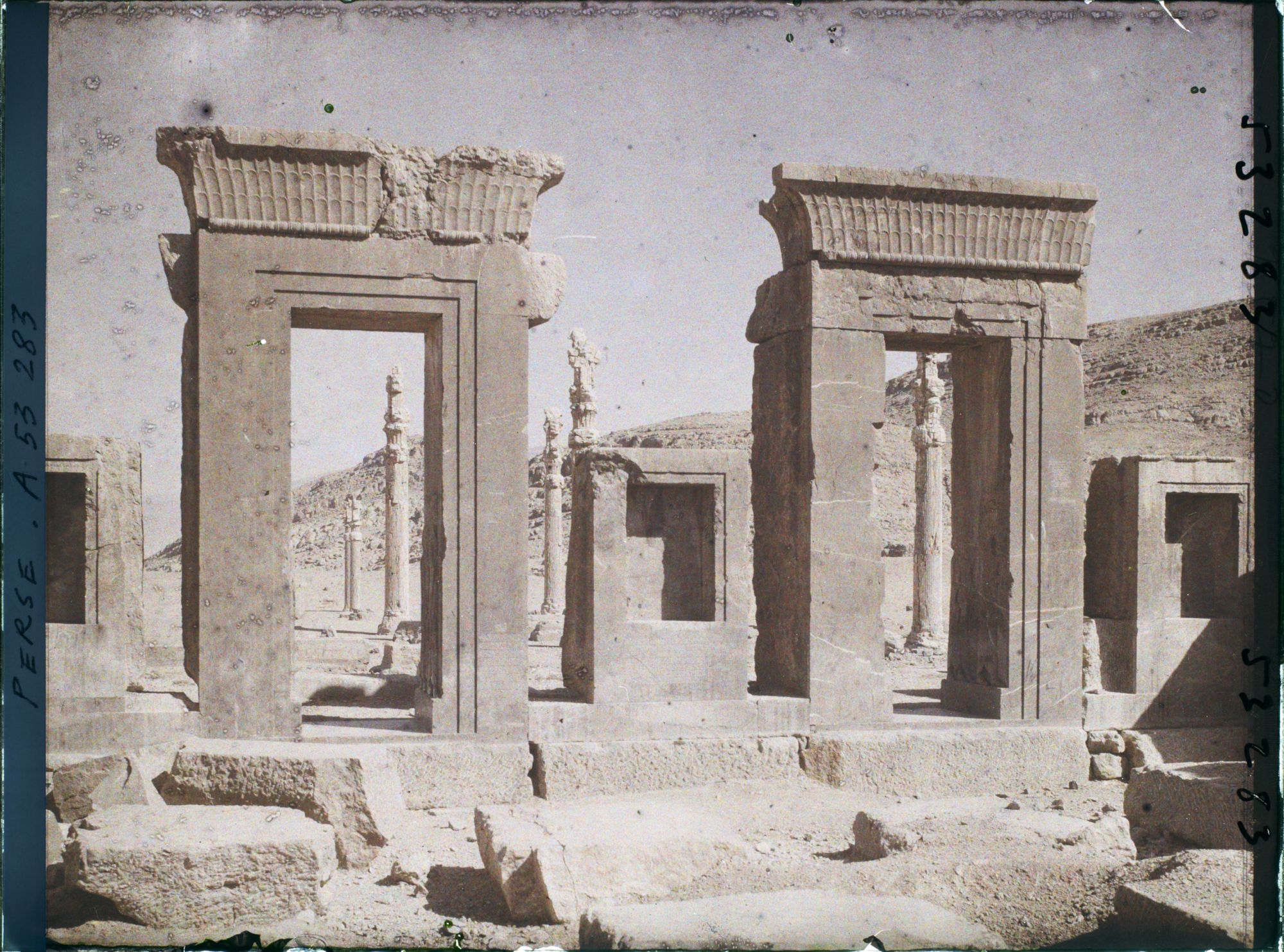 Image représentant Deux portes du Tatchara (palais de Darius 1er)