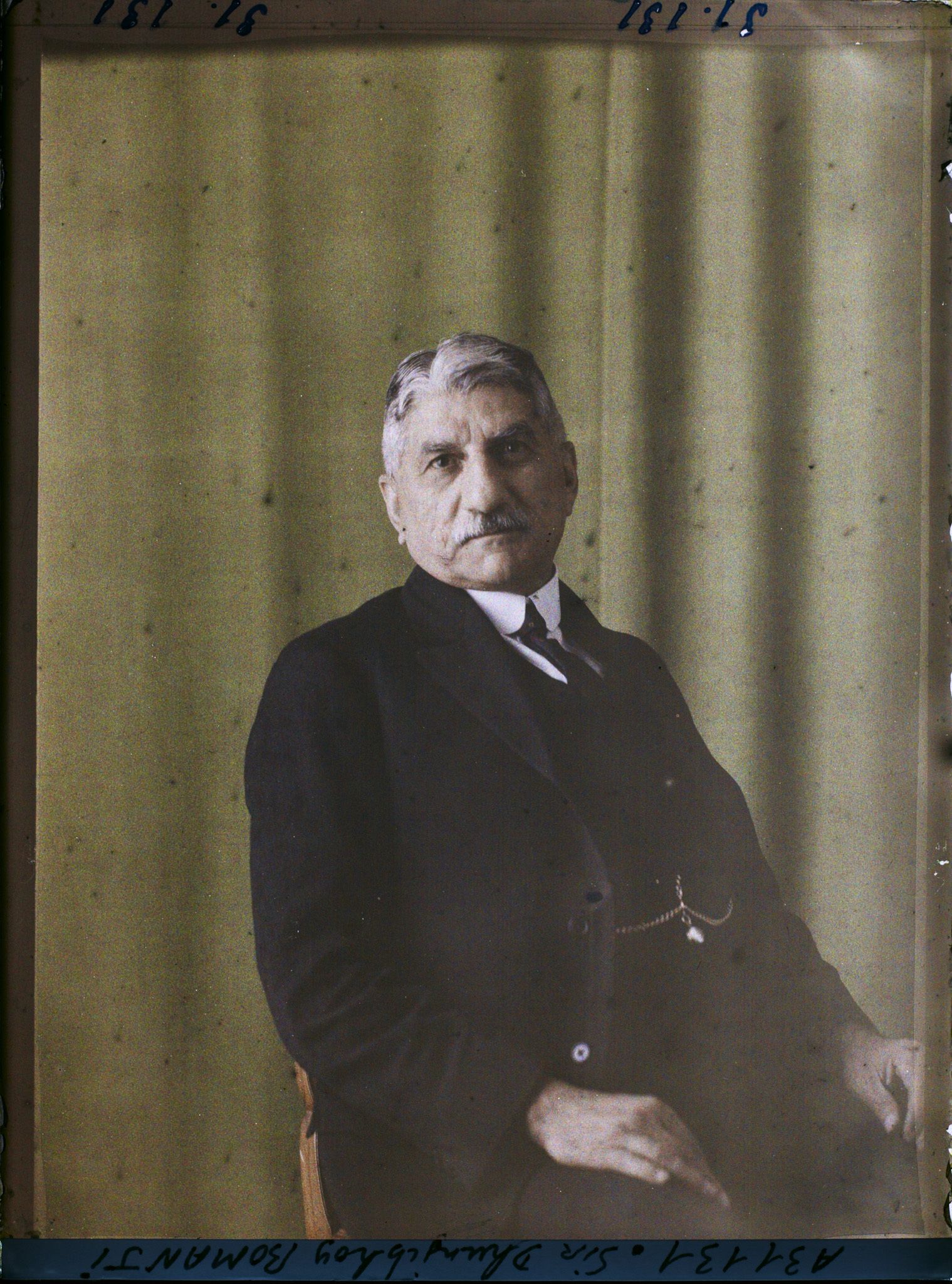 Image représentant https://musee-albert-kahn.s-museum.fr/home/NWQ2OTAwYzNmYjZlZTk1ZWQwODJmMjY4L2dlbmVyaWMtbm90aWNlLXRhYi9hdXRob3JpdHkvNjE3YTc5ZjVjZjhiODk2OGIzMzM3ZDIx/5d6900c3fb6ee95ed082f268/generic-notice-tab/authority/617a79ebcf8b8968b33368dc Sir J.R. Bomanji