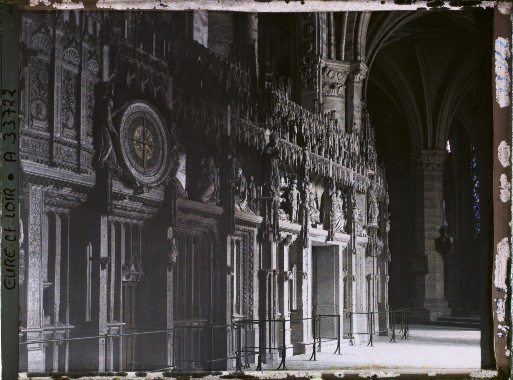 Image représentant La cloture du choeur qui comprend le cadran d'une horloge astronomique