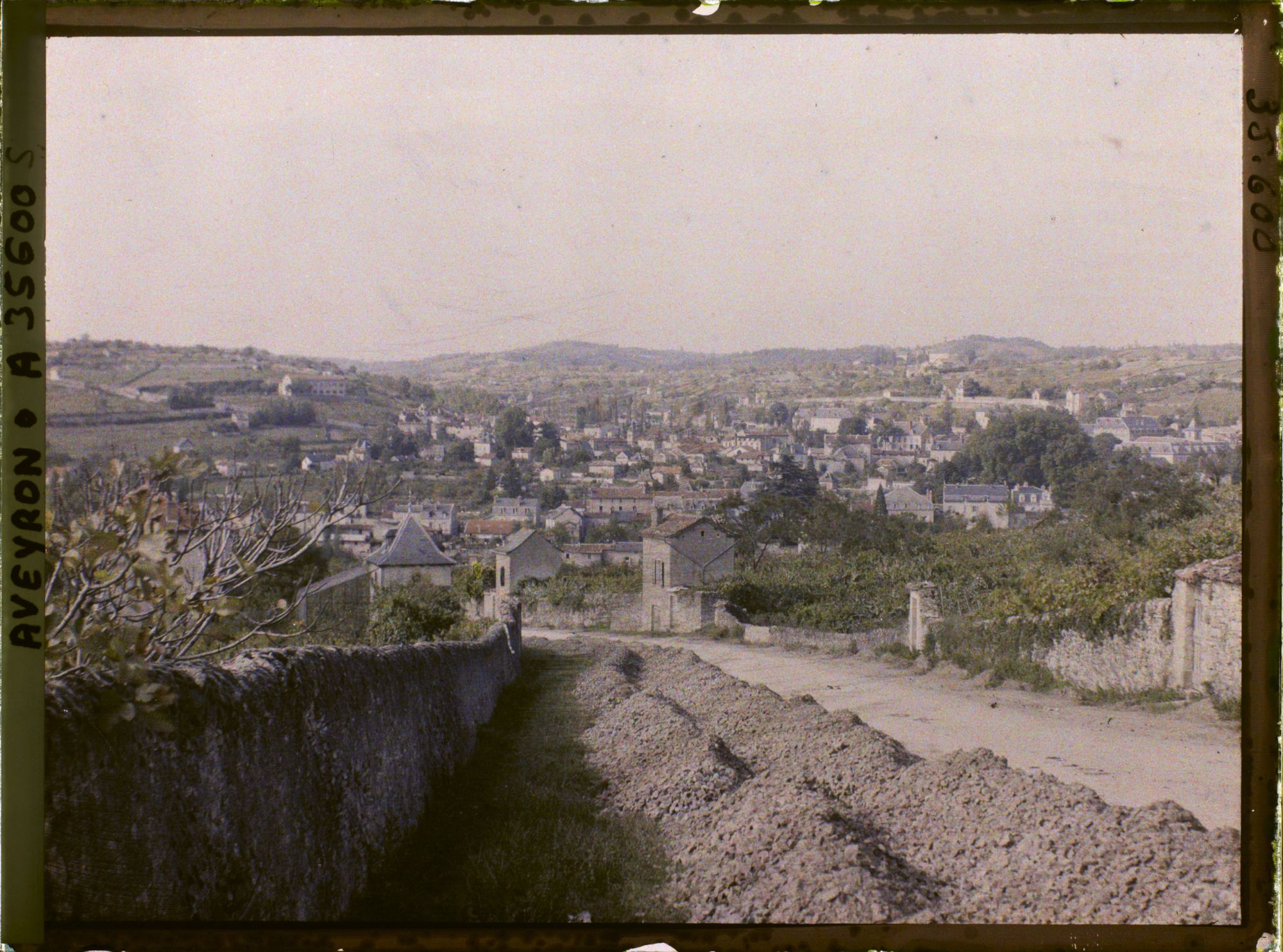 Image représentant L'entrée de la ville par la route de Rieupeyroux (actuelle avenue Raymond Saint-Gilles)