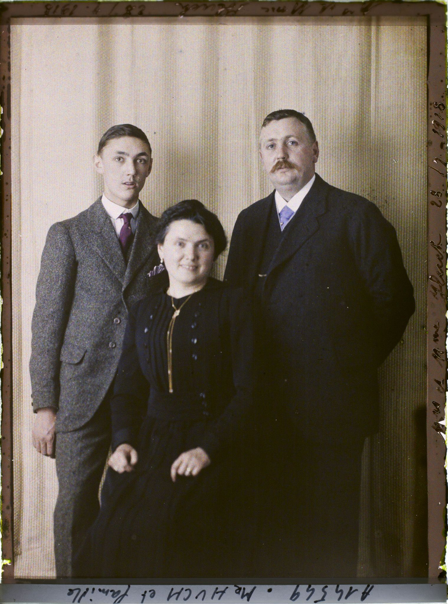 Image représentant https://musee-albert-kahn.s-museum.fr/home/NWQ2OTAwYzNmYjZlZTk1ZWQwODJmMjY4L2dlbmVyaWMtbm90aWNlLXRhYi9hdXRob3JpdHkvNjE3YTc5ZjVjZjhiODk2OGIzMzM3ZDIx/5d6900c3fb6ee95ed082f268/generic-notice-tab/authority/617a79ebcf8b8968b3336f86 Monsieur Huch  et sa famille