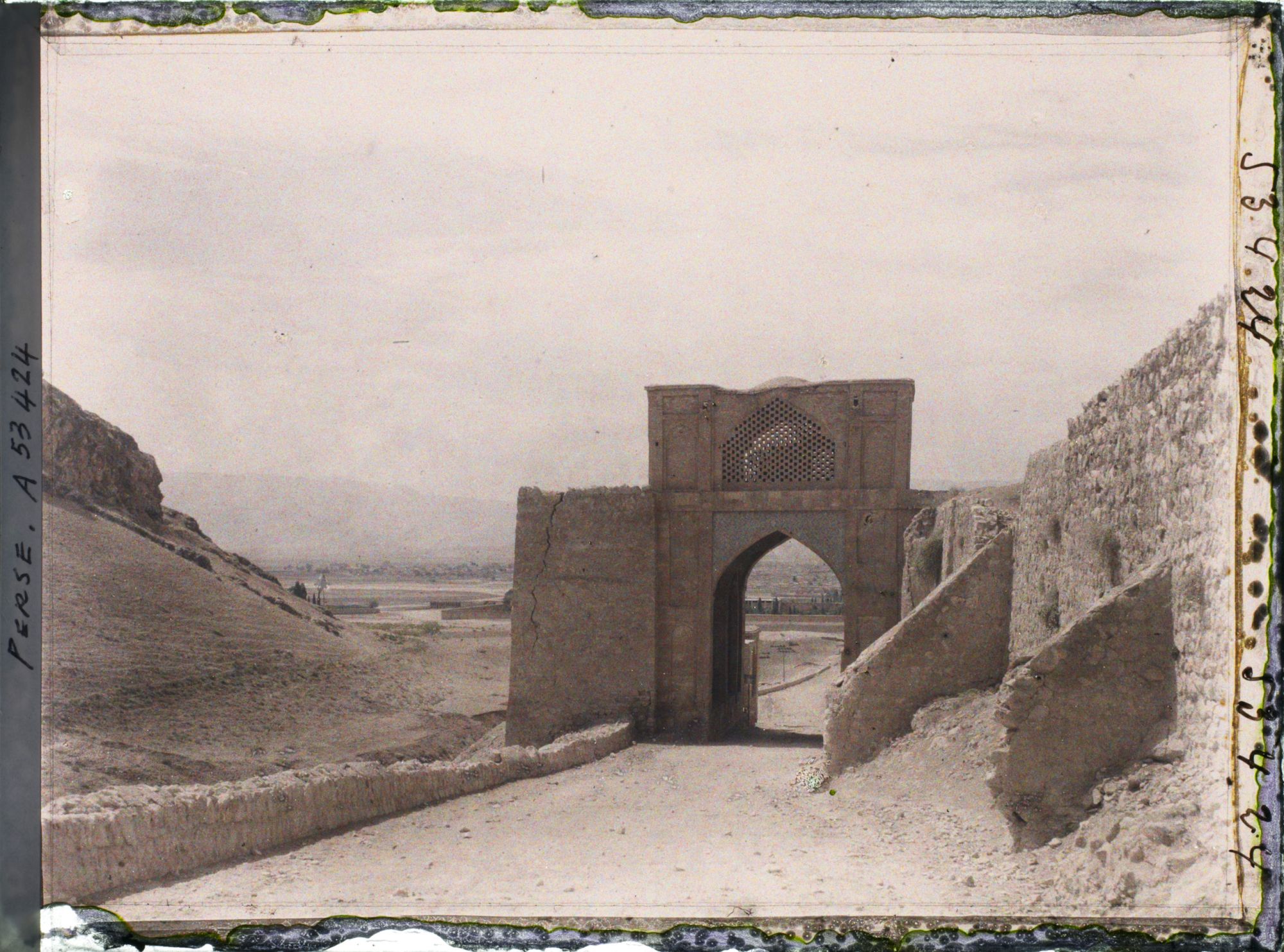Image représentant La porte d'Ispahan (Darvaseh Esfahan) (?)