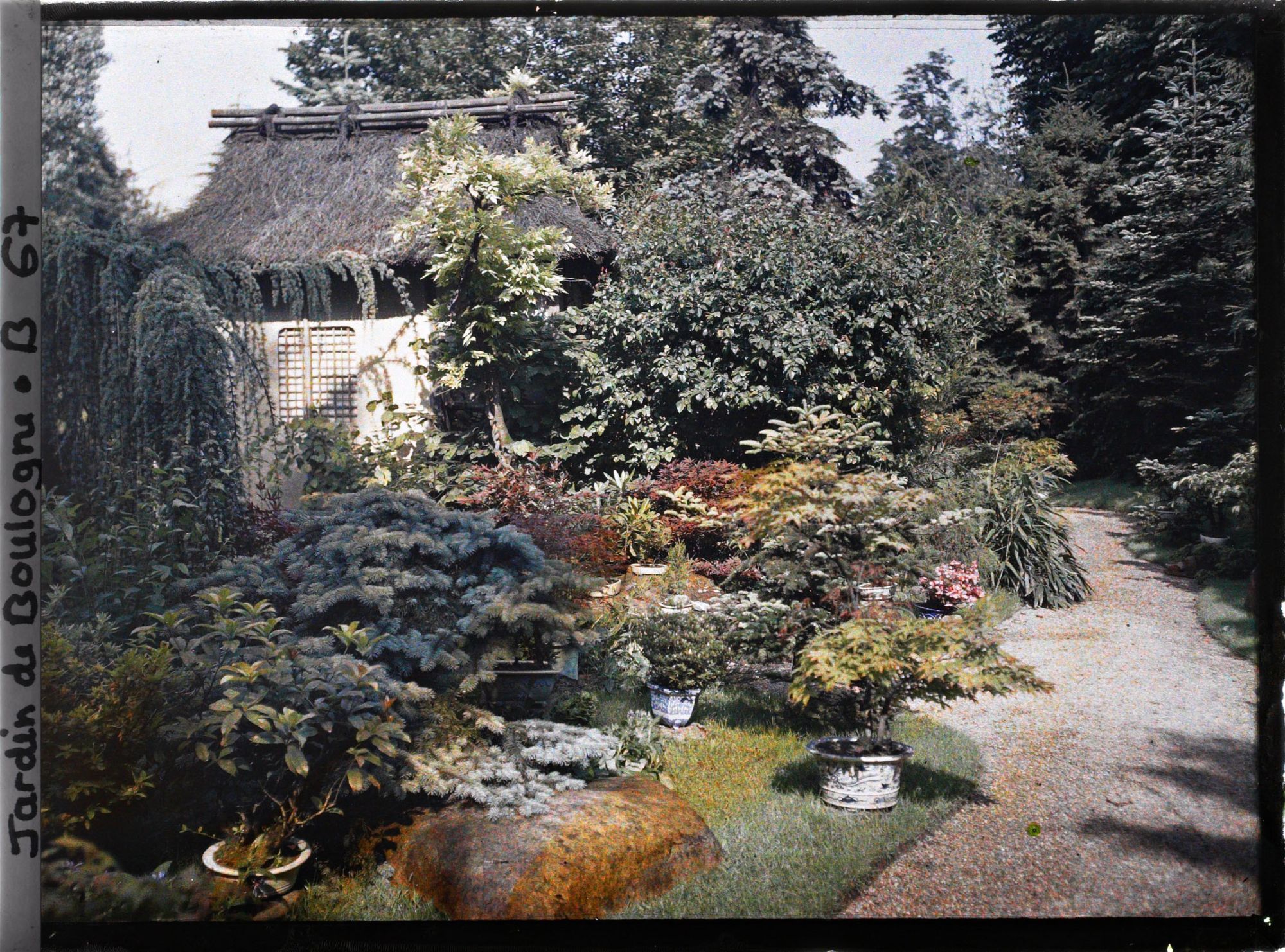 Image représentant Face est de la maison de thé entourée de la collection de céramiques asiatiques du " village japonais "