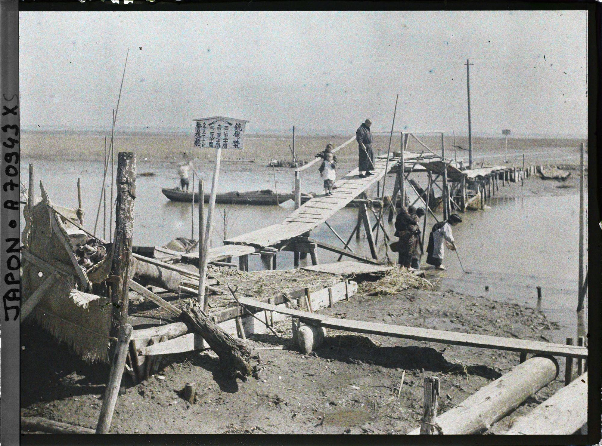 Image représentant Passerelle enjambant une rivière