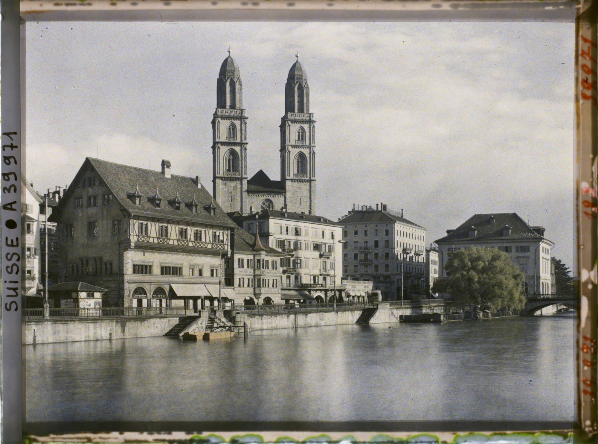 Image représentant Le Limmatquai, la Limmat et le Grossmünster