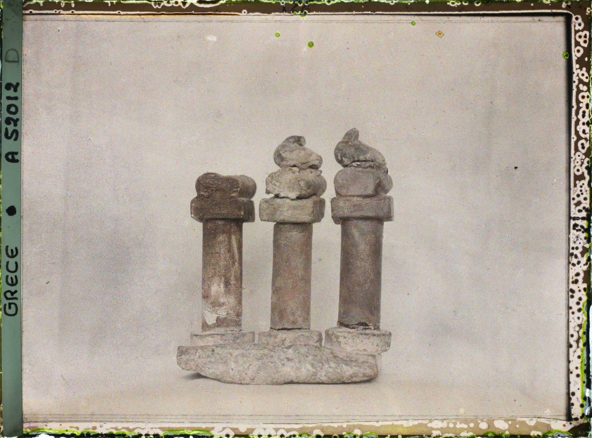 Image représentant Musée archéologique - Colonettes votives surmontées de colombes sacrées provenant d'une chapelle de Cnossos