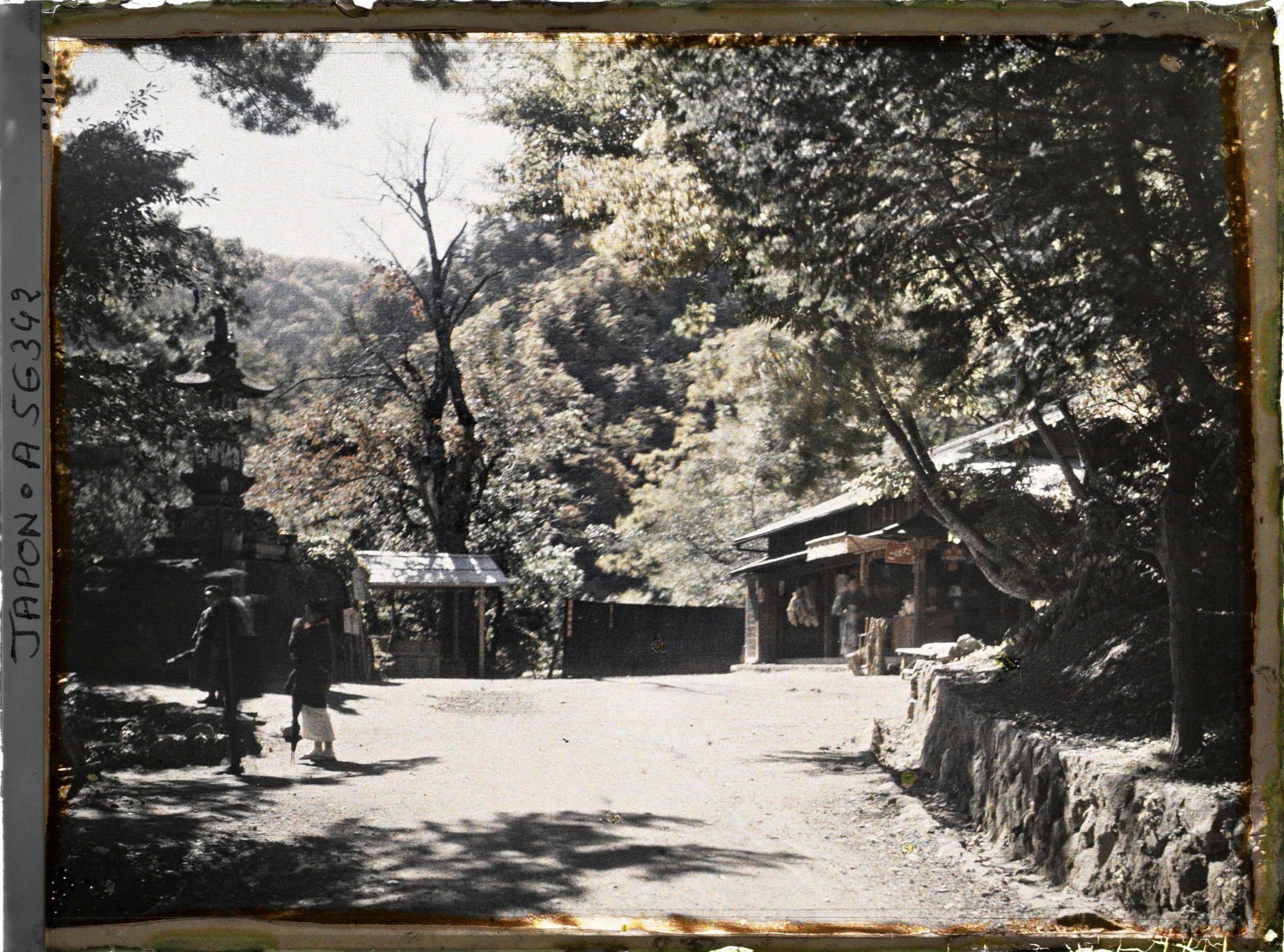 Image représentant Abords d'un édifice religieux (?) sur la route Irohazaka menant à Chuzenji