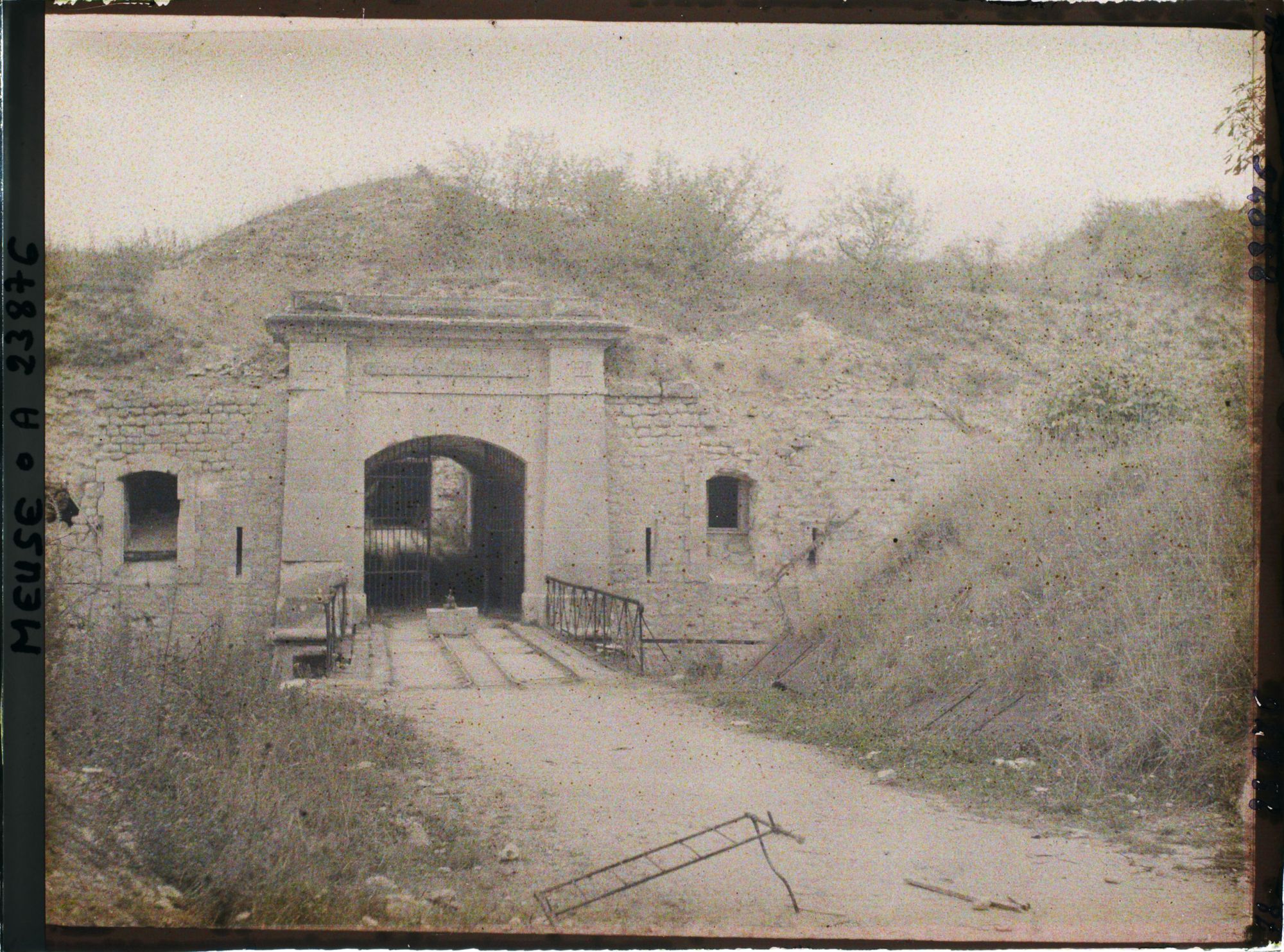 Image représentant France, St Mihiel, Fort du Camp des Romains : Entrée du fort rue de l'intérieur