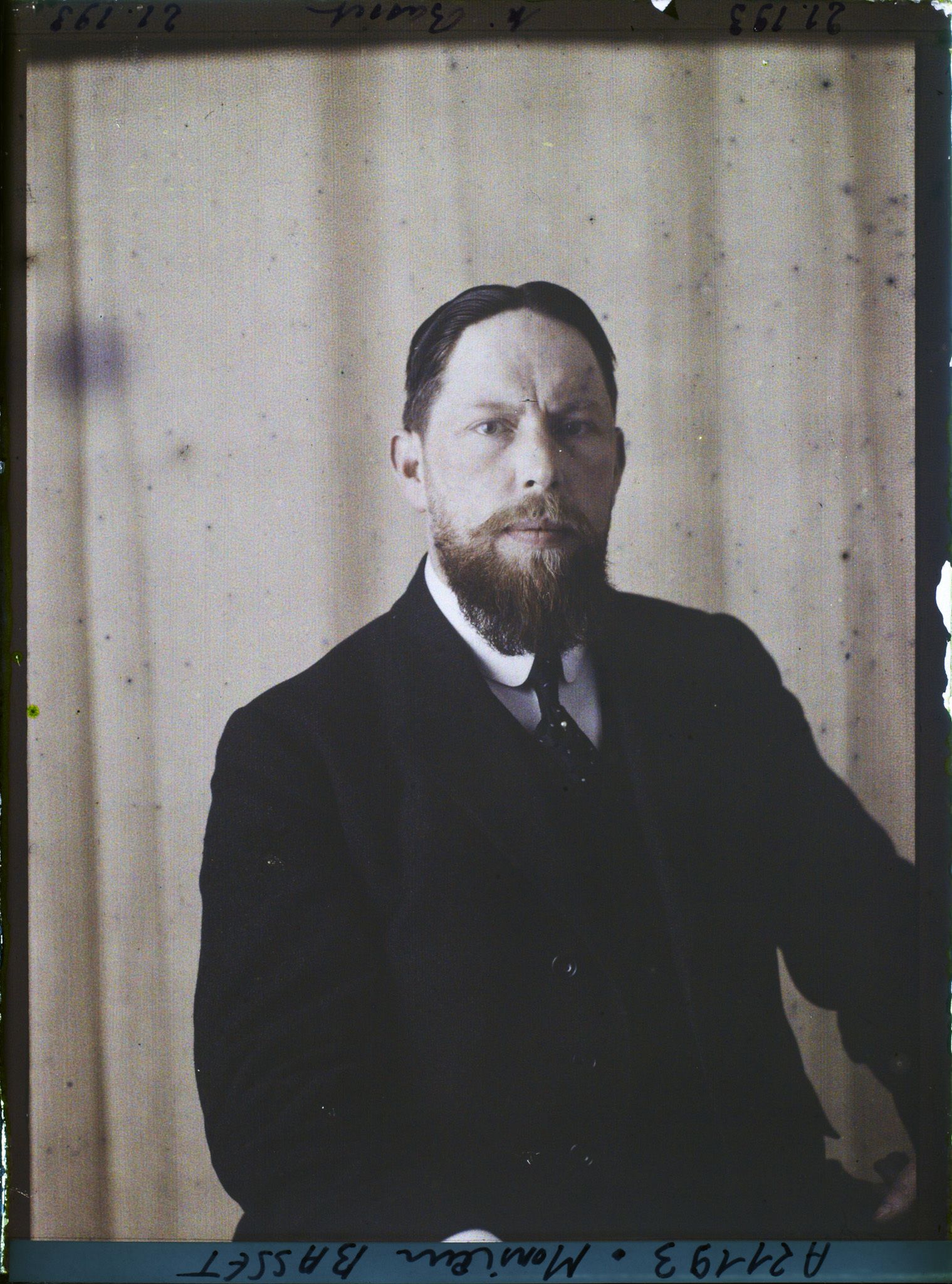 Image représentant https://musee-albert-kahn.s-museum.fr/home/NWQ2OTAwYzNmYjZlZTk1ZWQwODJmMjY4L2dlbmVyaWMtbm90aWNlLXRhYi9hdXRob3JpdHkvNjE3YTc5ZjVjZjhiODk2OGIzMzM3ZDIx/5d6900c3fb6ee95ed082f268/generic-notice-tab/authority/617a79ebcf8b8968b33367fd Monsieur Basset