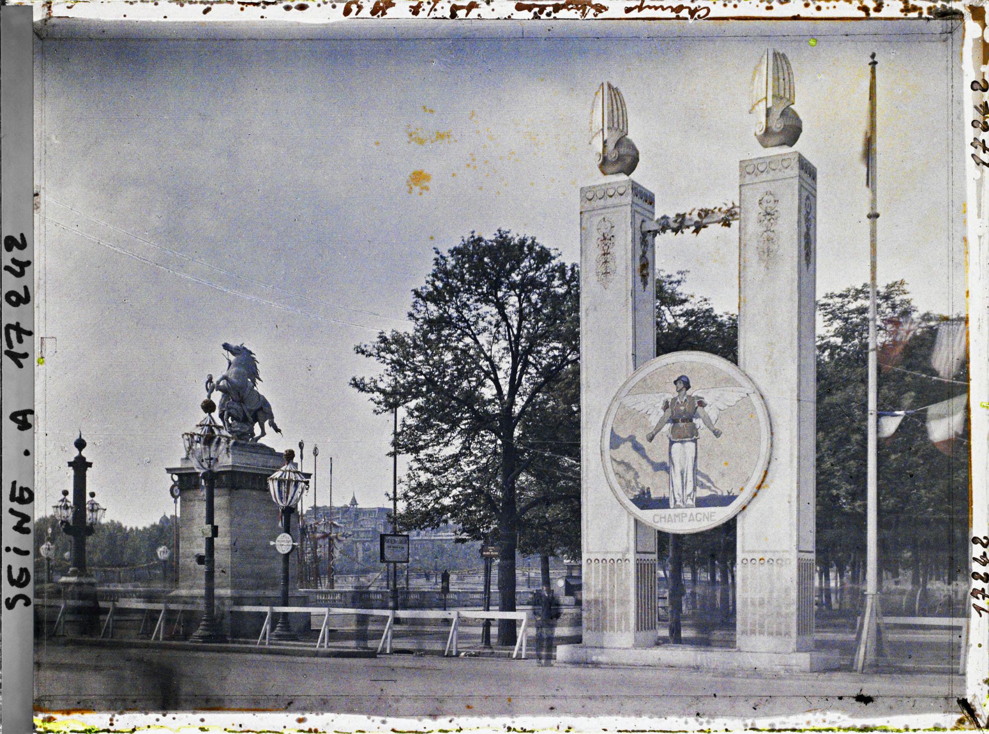 Image représentant Pylône sur l'avenue des Champs-Elysées décorés pour les fêtes de la Victoire des 13 et 14 juillet