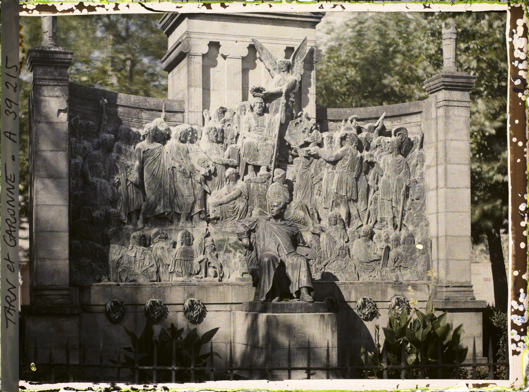 Image représentant Le monument à Ingres, promenade des Carmes