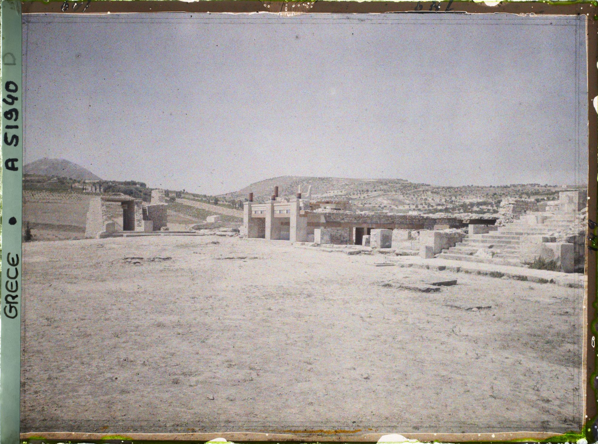 Image représentant La cour centrale du Palais en direction des Propylées sud. A droite, l'escalier monumental ouest
