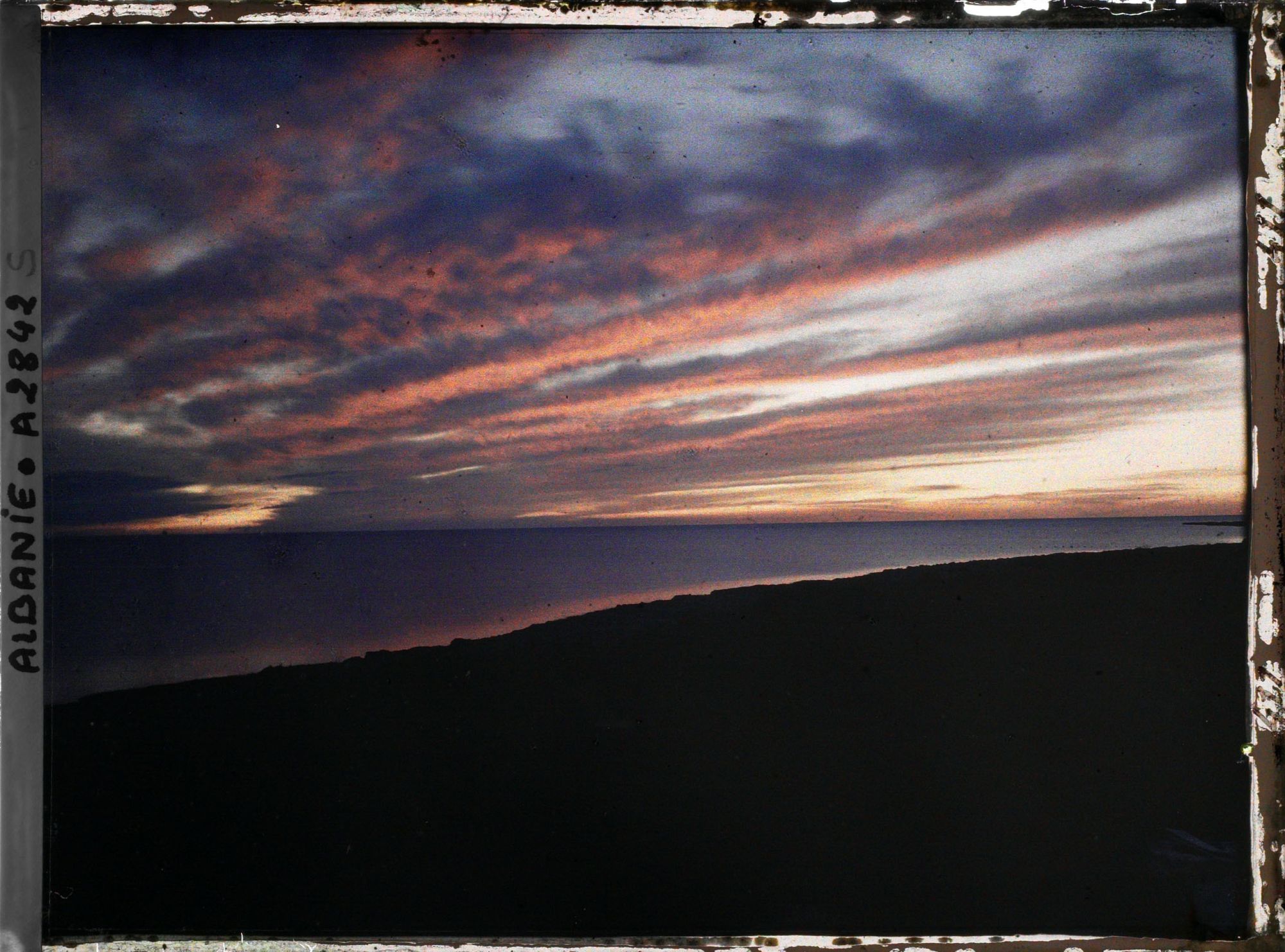 Image représentant Coucher de soleil sur le golfe de Durazzo: tout rouge