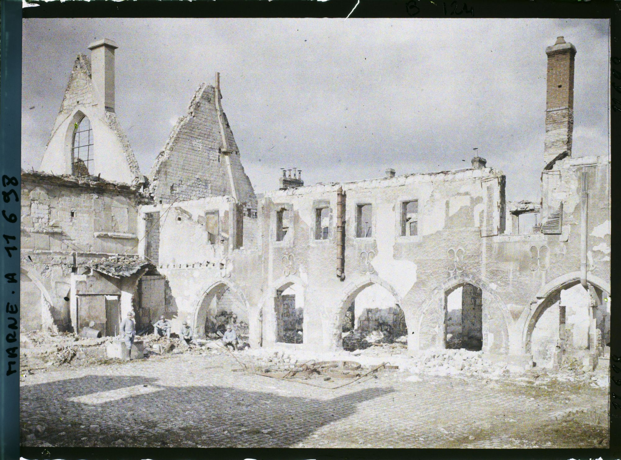 Image représentant France, Reims, Militaires dans le Couvent des Cordeliers