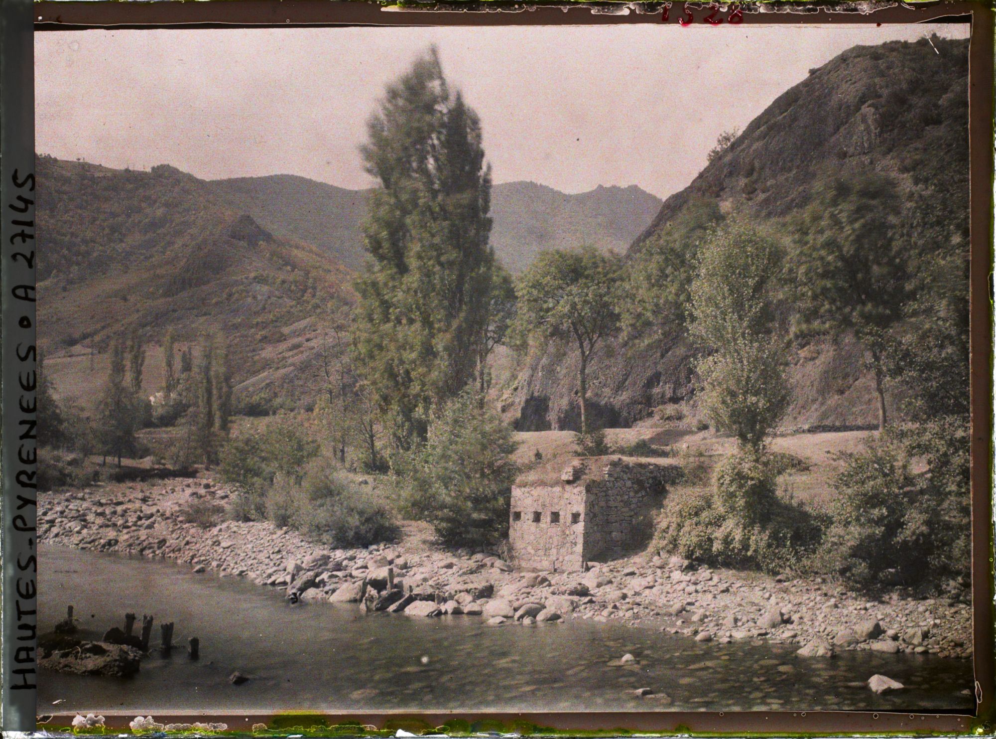 Image représentant France, Vallée d'Ossau, Sarrancolin : Le Gave