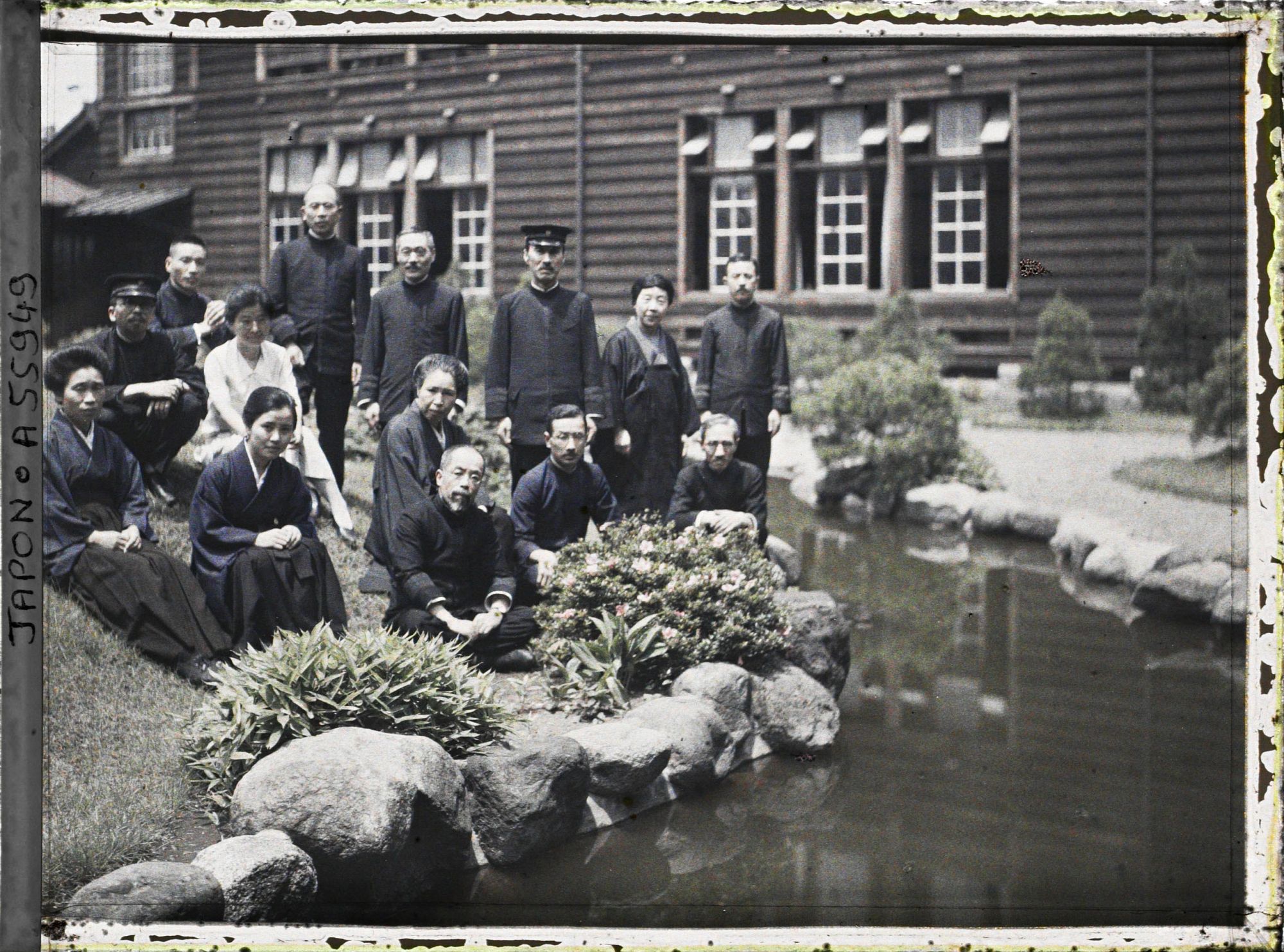 Image représentant Ecole d'Aoyama ou bien école Gakushuin réservée à l'aristocratie (?), groupe de professeurs dans le jardin