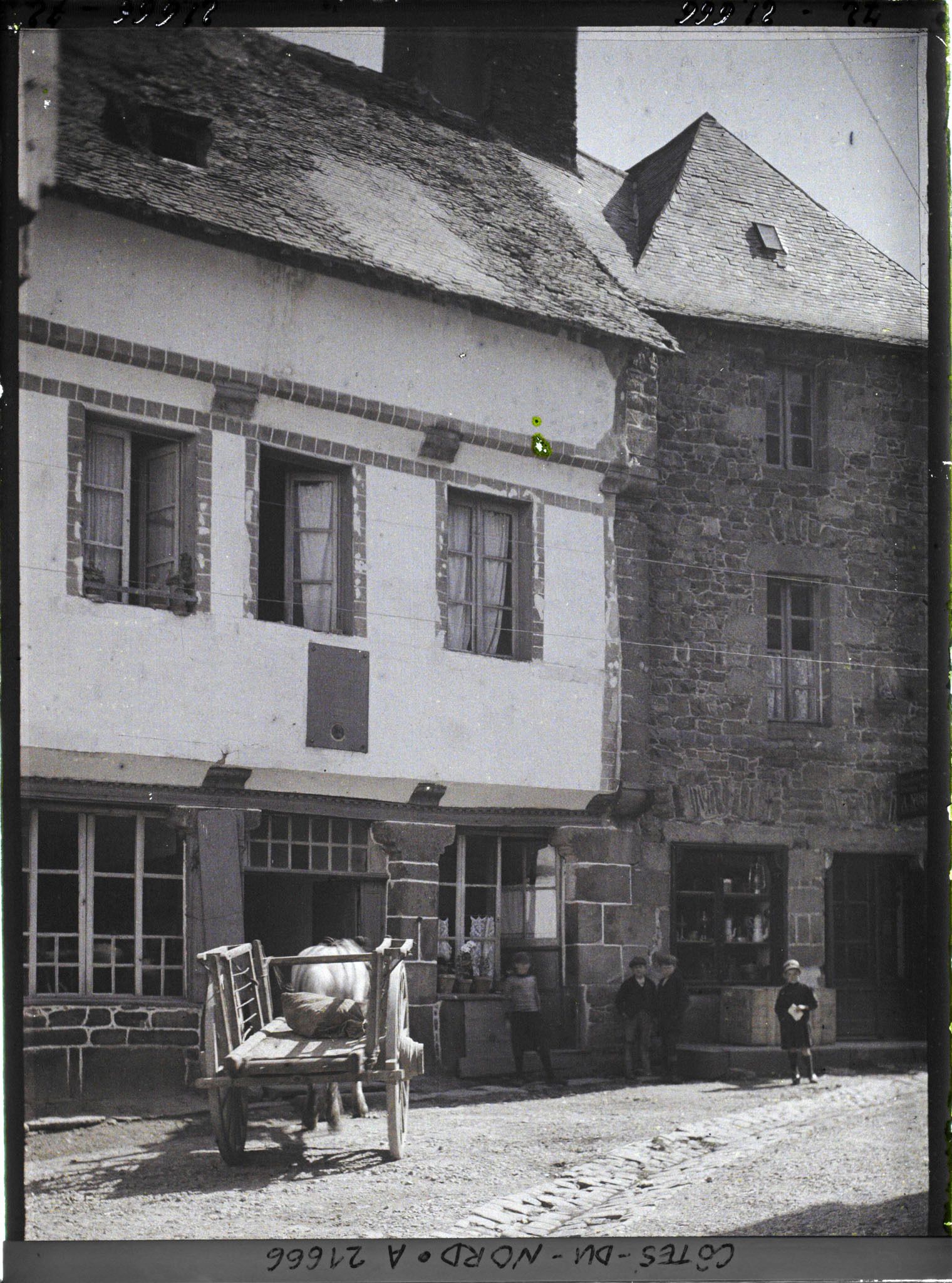 Image représentant A gauche, la maison natale d'Ernest Renan, rue Ernest Renan