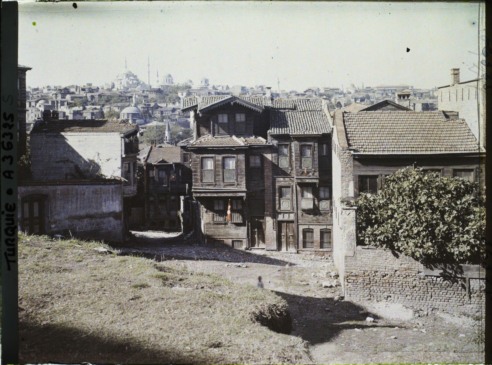 Image représentant Vue vers Sultanahmet camii ("Mosquée bleue") ; maisons traditionnelle en deuxième plan.