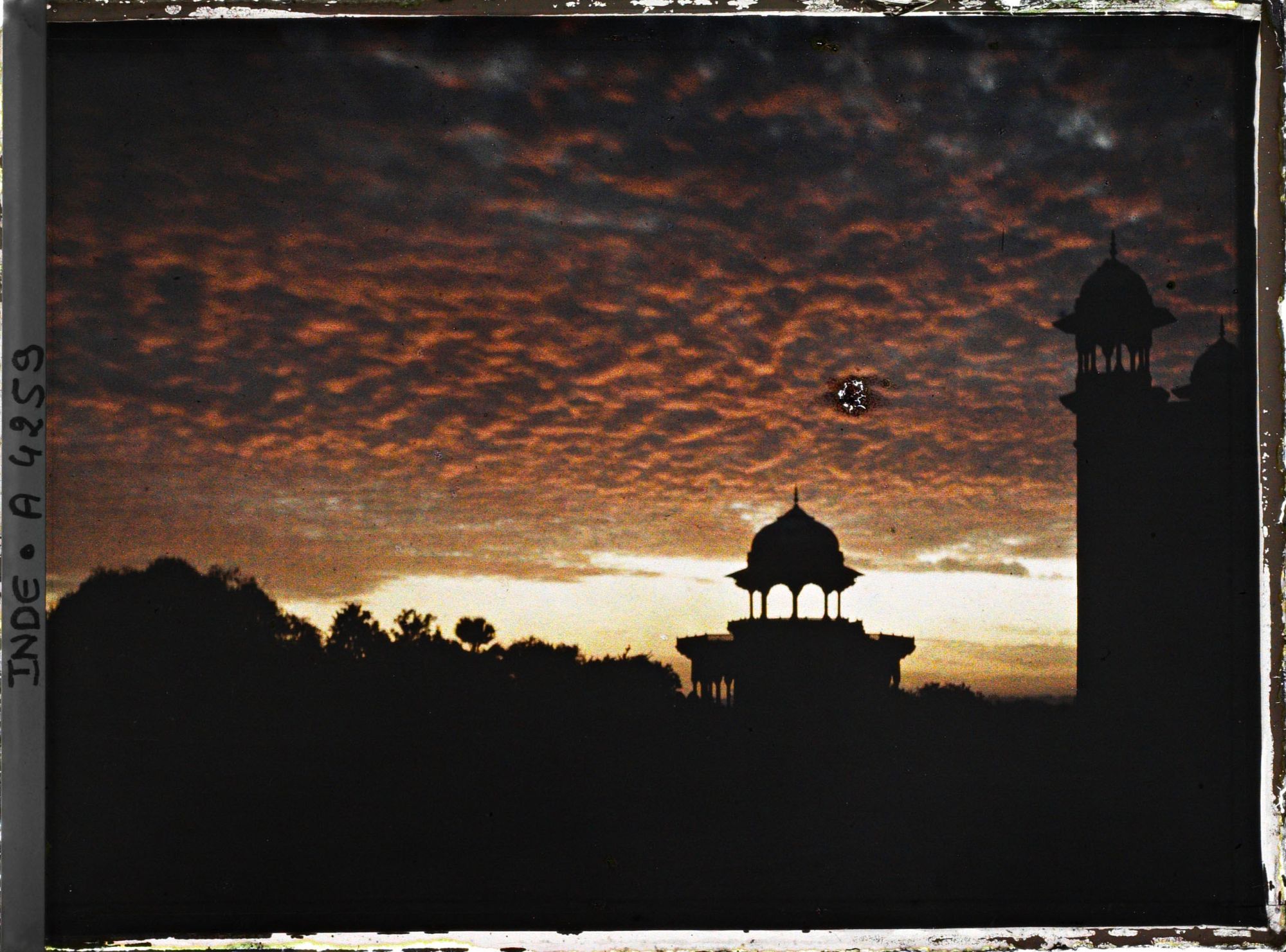 Image représentant Coucher de soleil sur un pavillon d'enceinte et l'angle de la mosquée du Taj Mahal