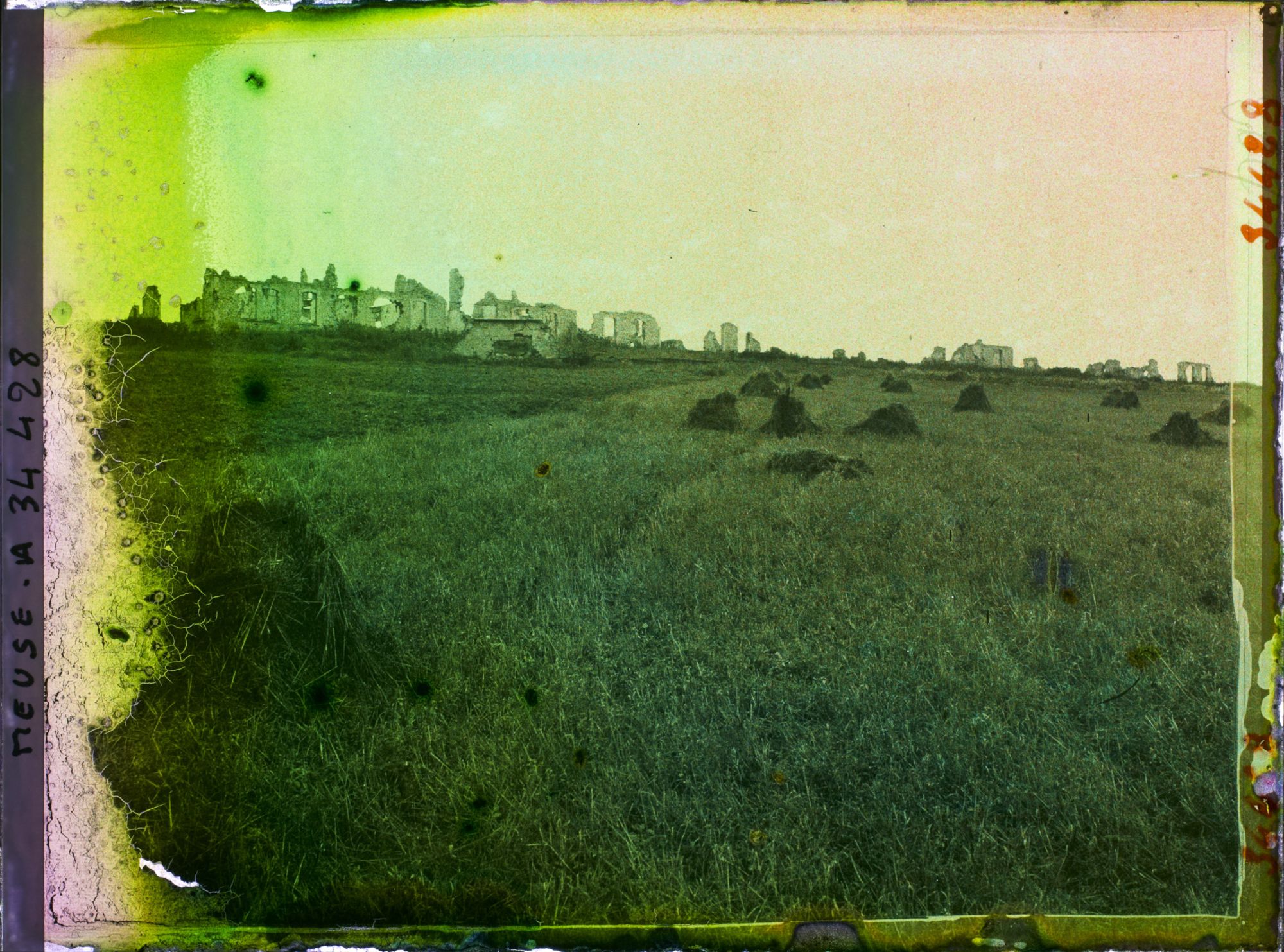 Image représentant France, Chauvoncourt, Ruines de Chauvoncourt et cultures