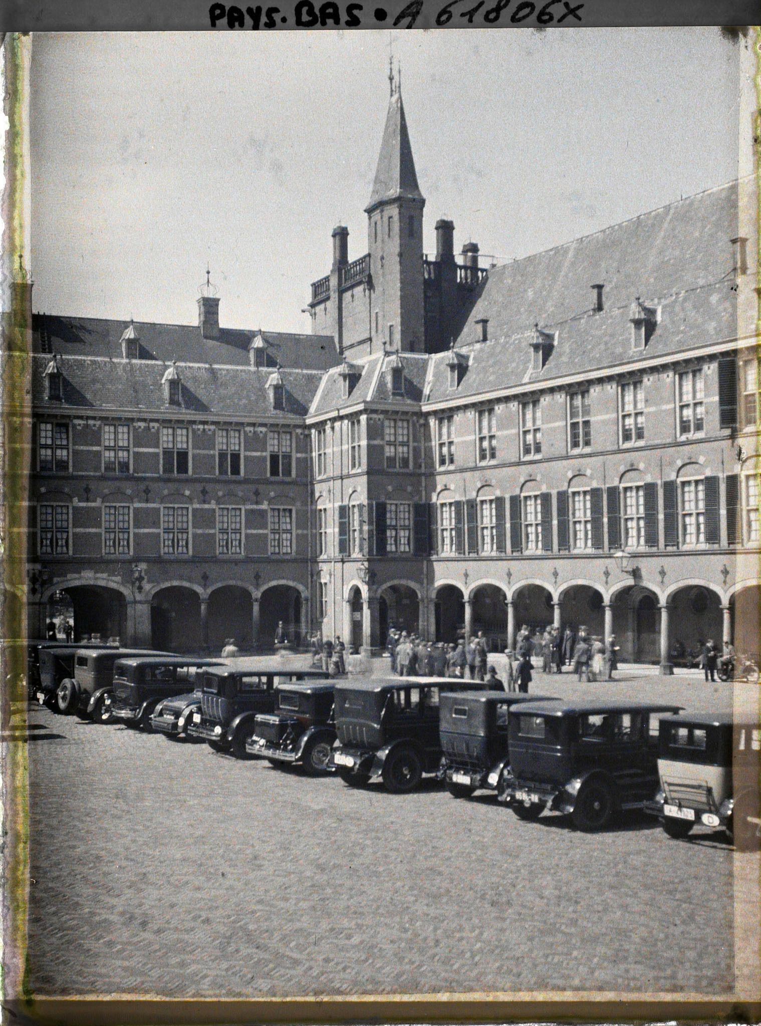 Image représentant La cour du Binnenhof, l'aile abritant la Salle des Chevaliers