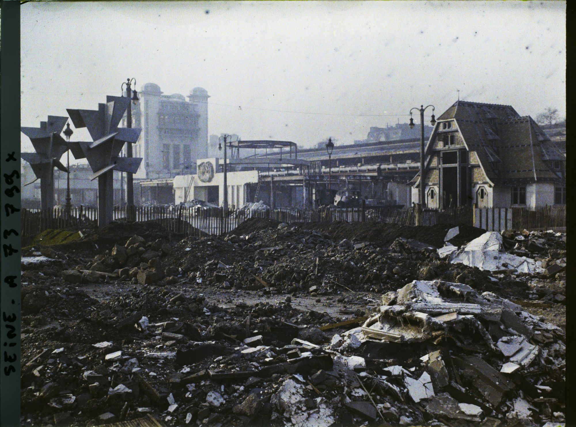 Image représentant L'exposition des arts décoratifs, démolition des pavillons sur l'esplanade des Invalides