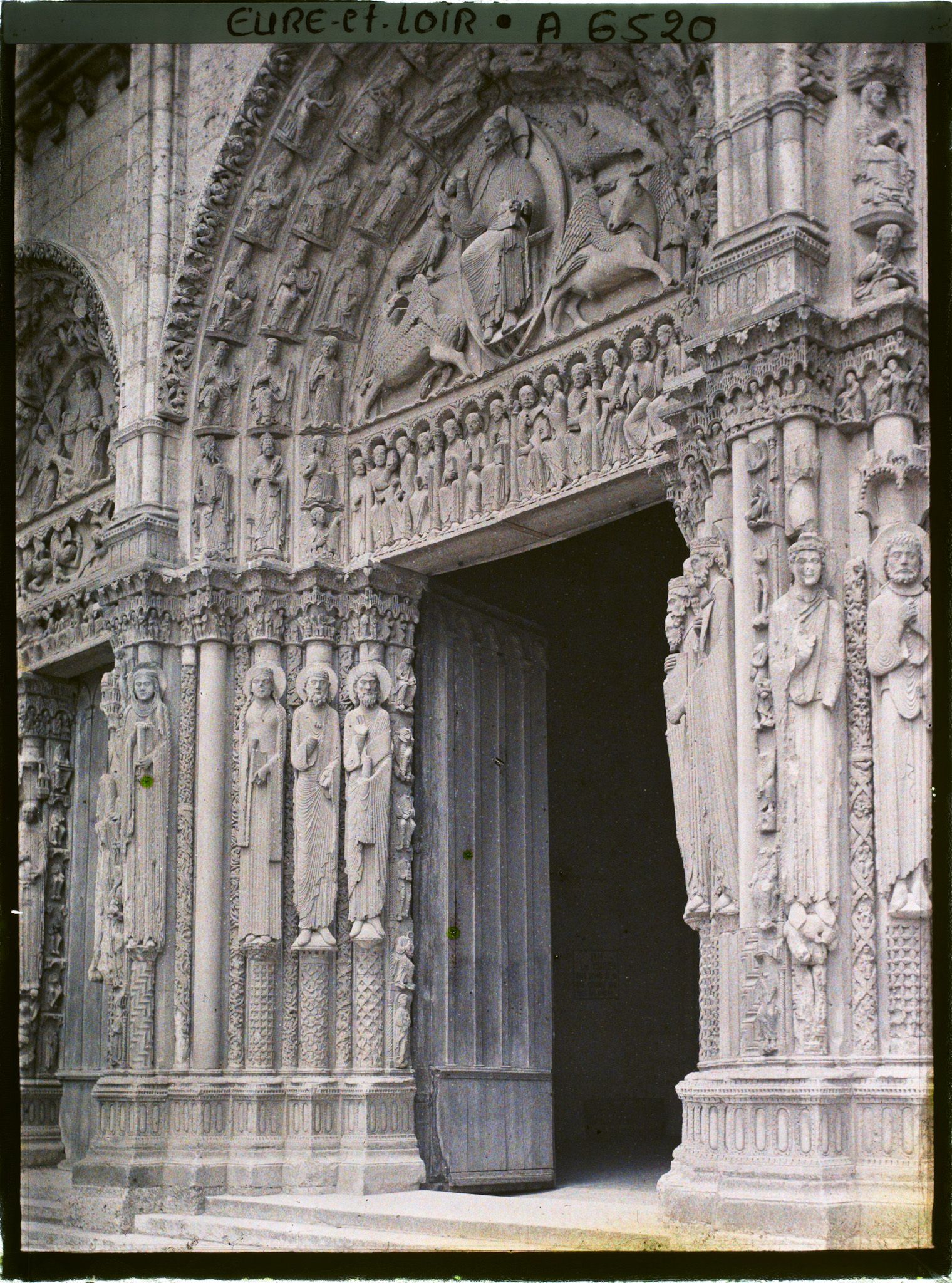 Image représentant Le portail royal dans le massif occidental de la cathédrale Notre-Dame
