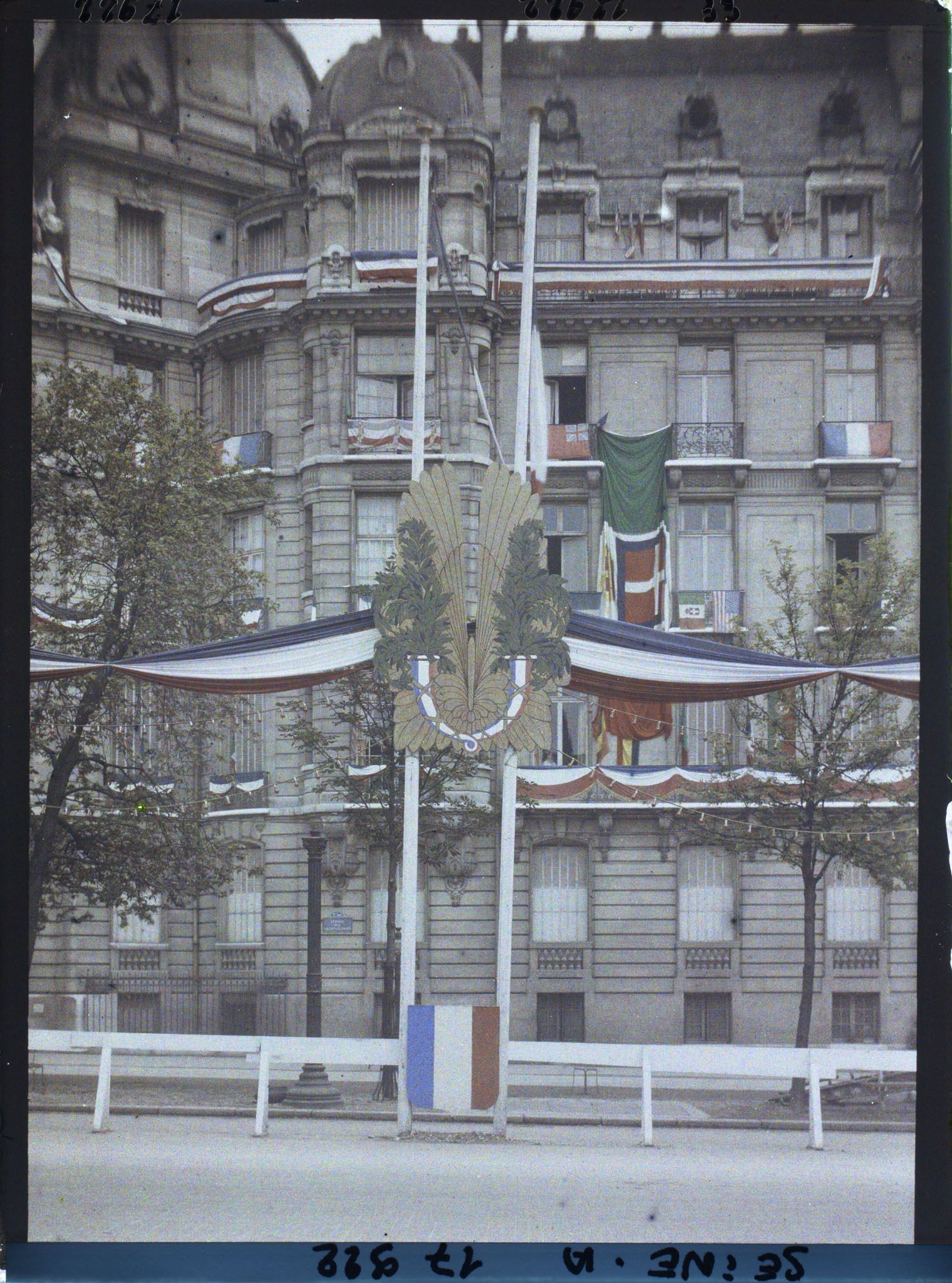 Image représentant Décorations sur les Champs-Elysées au lendemain des fêtes de la Victoire des 13 et 14 juillet
