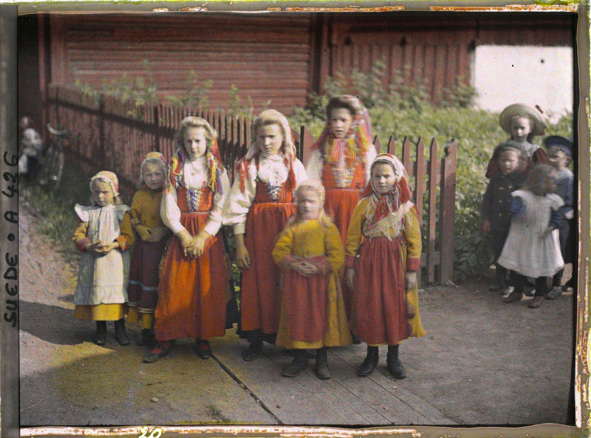 Image représentant Groupe de jeunes filles en tenues traditionnelles