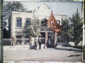 Image représentant L'hôtel de ville pavoisé aux couleurs de la Turquie qui vient de reprendre la Thrace à la Grèce (Guerre d'Indépendance)
