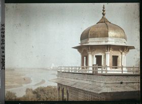 Image représentant Dans le fort Rouge (Lal Qila), le dernier étage de la tour du Jasmin (Musamman Burj) avec à l'arrière-plan, le Taj Mahal