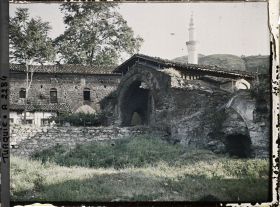 Image représentant L'ancien bazar devant l'un des minarets de l'Ulu Camii (la grande Mosquée)