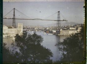 Image représentant Le pont transbordeur à l'entrée du vieux port, au soleil couchant