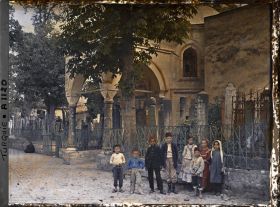Image représentant Groupe d'enfants devant des tombes et mausolées dans (ou près du) cimetière de l'Eyüp Sultan Camii ("Grande mosquée d'Eyüp")