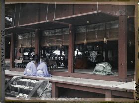 Image représentant Prêtres shintoïstes officiant lors de la fête du sanctuaire Tôshôgû dans l'Otabisho (reposoir des dieux)