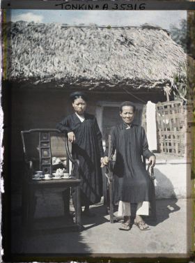 Image représentant Un couple de parents dans la cour intérieure d'une habitation lors d'une cérémonie de mariage