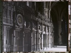 Image représentant La cloture du choeur qui comprend le cadran d'une horloge astronomique